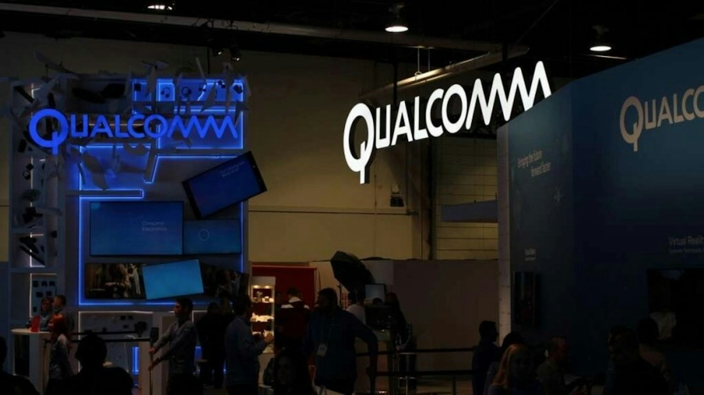 照片中提到了QUALCOMWWW、QUALCOMM、QUALCO，跟高通公司有關，包含了快速充電、博通公司