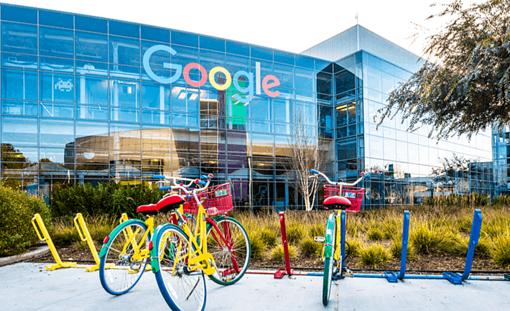 照片中提到了Google，跟谷歌有關，包含了r & g 休息室、公司、常務董事、商業