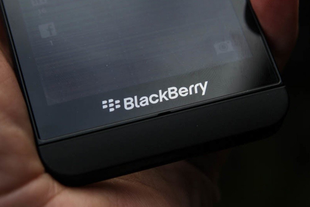 照片中提到了:BlackBerry，跟黑莓有限公司有關，包含了功能手機、移動設備、馬什迪吉、功能手機、手機