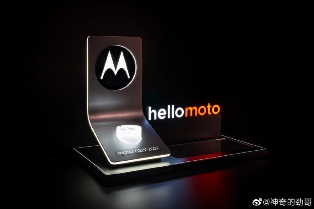 照片中提到了AA、hellomoto、moto razr 2022,跟摩托羅拉、你好有關,包含了多媒體、產品設計、產品、設計、多媒體