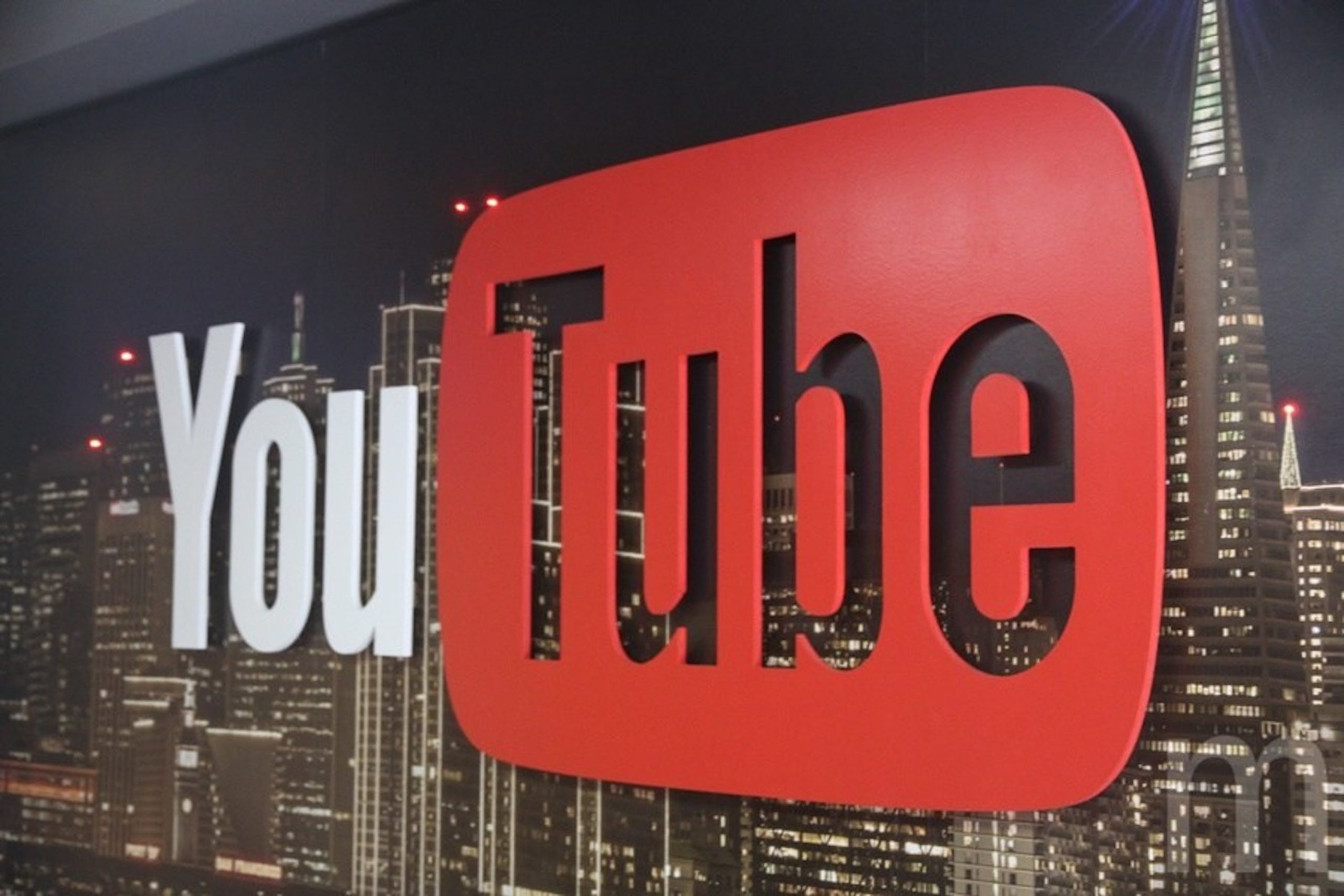 照片中提到了You Tube、110、it，跟的YouTube有關，包含了標牌、馬什迪吉、商標、圖形