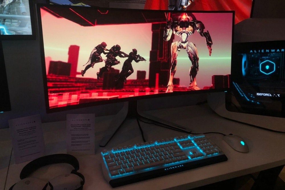 照片中提到了ALIEN WAR、GEFORCE.Y,包含了個人電腦、電腦顯示器、個人電腦、電腦、小工具