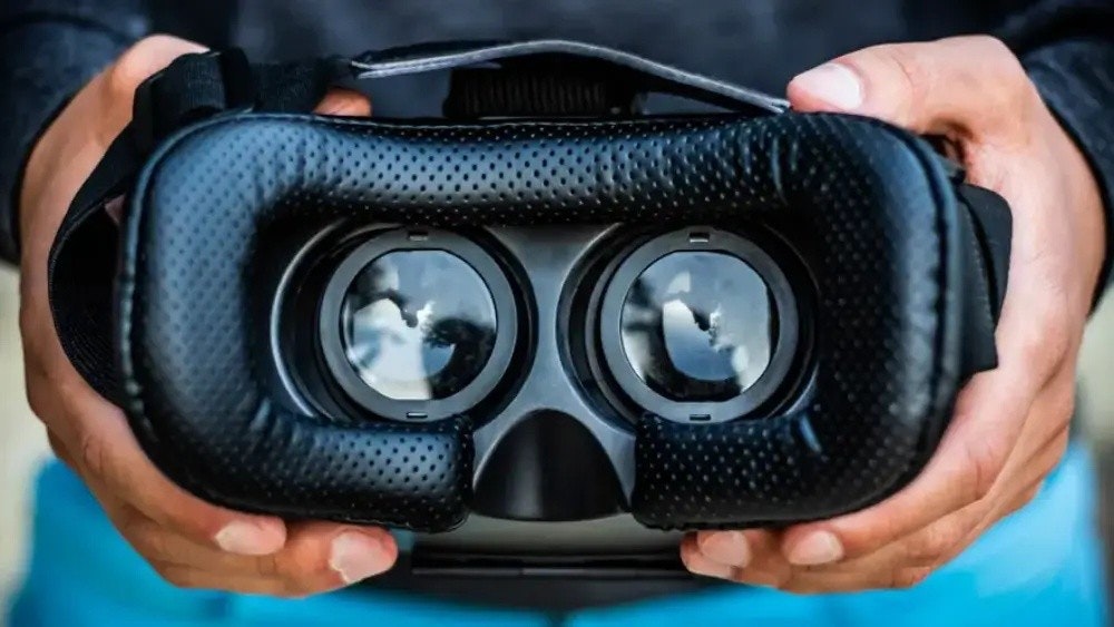 照片中包含了最好的虛擬現實耳機、Oculus裂谷、虛擬現實耳機、虛擬現實、眼罩