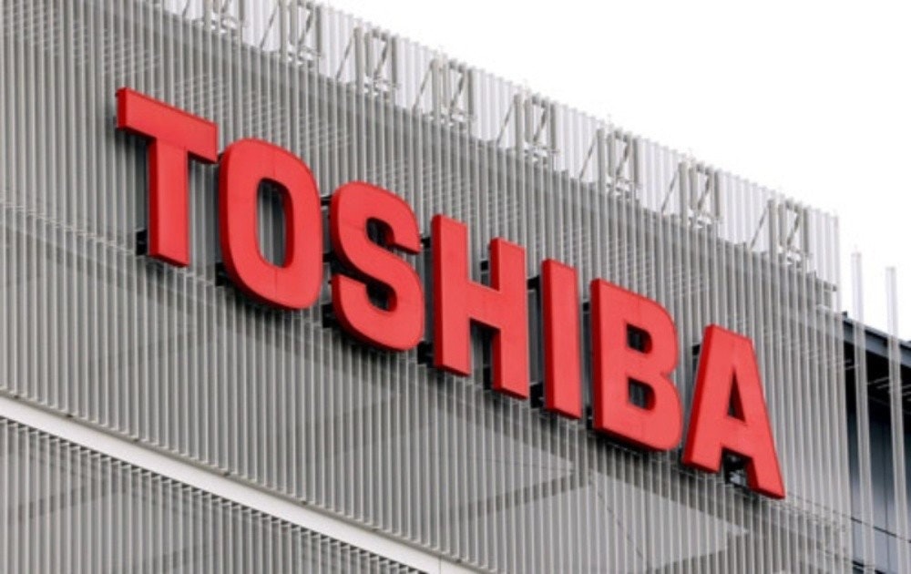 照片中提到了TOSHIEA，跟東芝有關，包含了標牌、癮科技、正面
