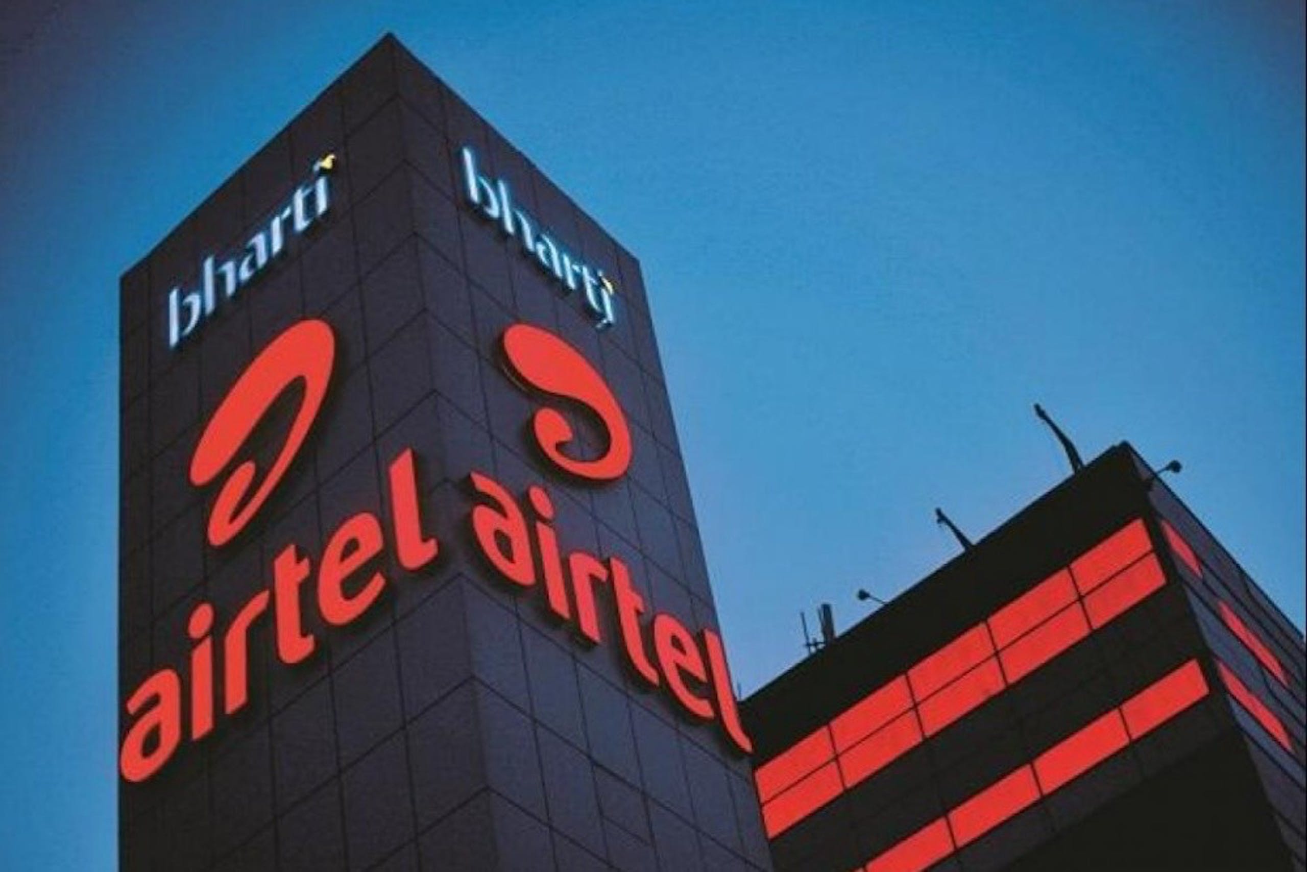 照片中提到了bluart、bharti、airtel，跟Bharti Airtel有關，包含了airtel支付了1000億盧比、電信、Bharti Hexacom 有限公司、寬頻