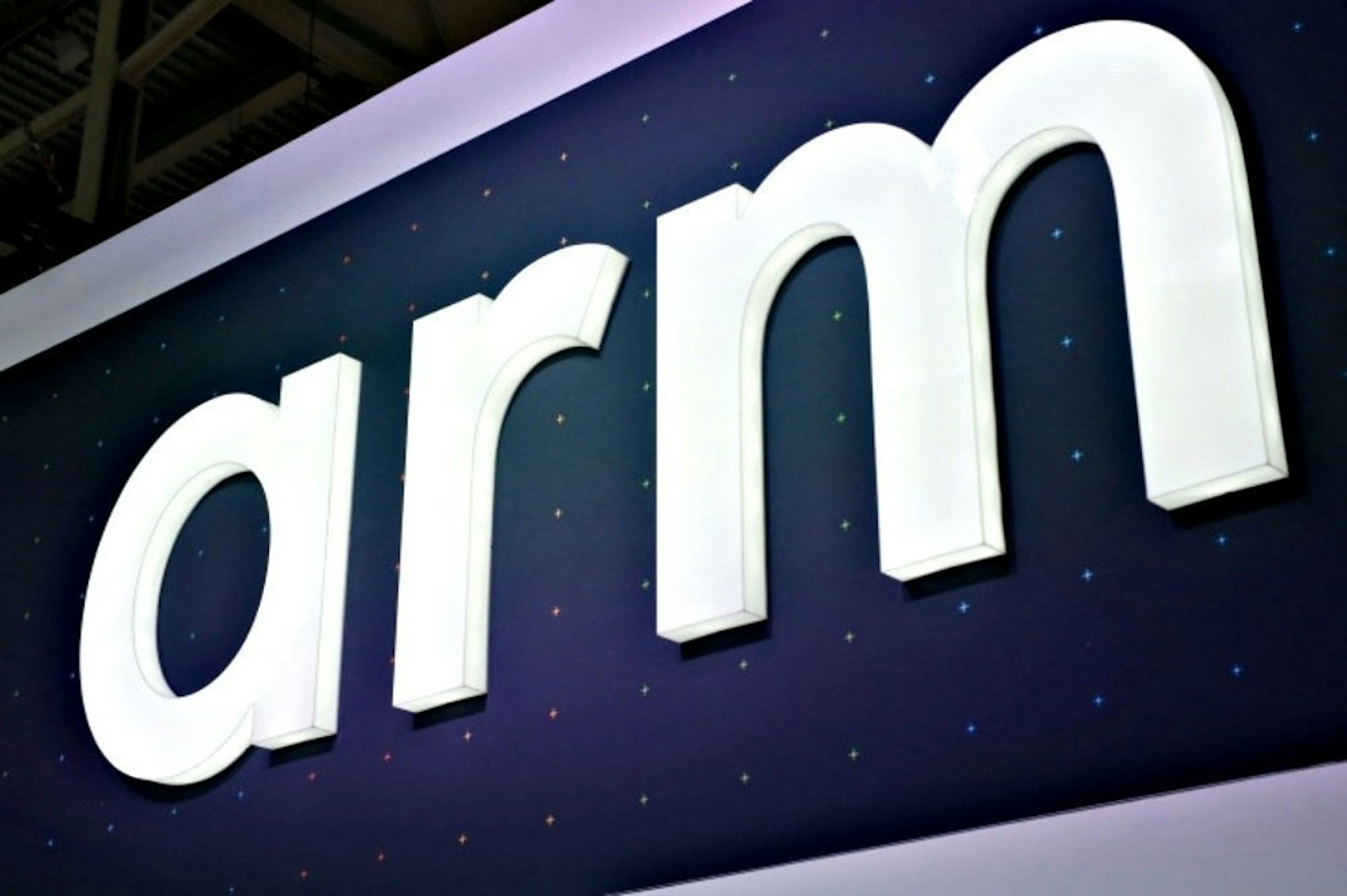 照片中提到了arm，跟武器控股有關，包含了車輛牌照、ARM架構、英偉達、中央處理器