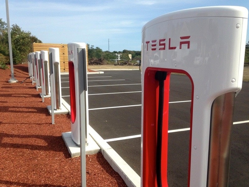 照片中提到了TESLA,跟特斯拉工廠有關,包含了我附近的充電站、電動車、特斯拉、汽車、充電站