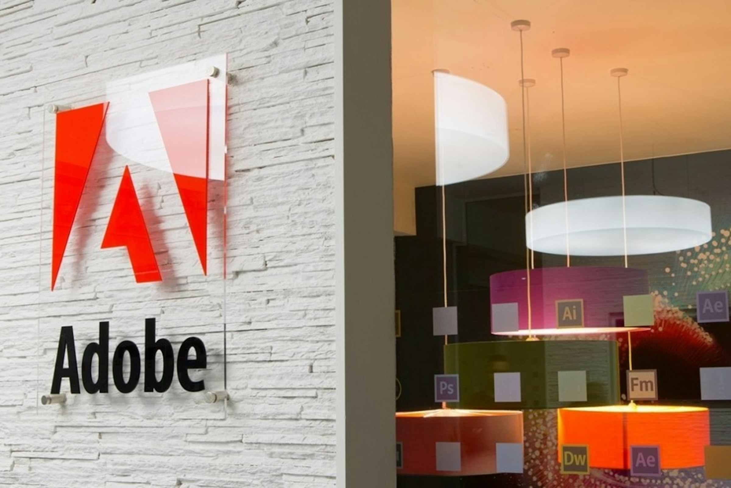 照片中提到了Adobe、Ps、Ai，跟Adobe公司有關，包含了adobe系統公司、土坯、土坯、軟件、軟件公司