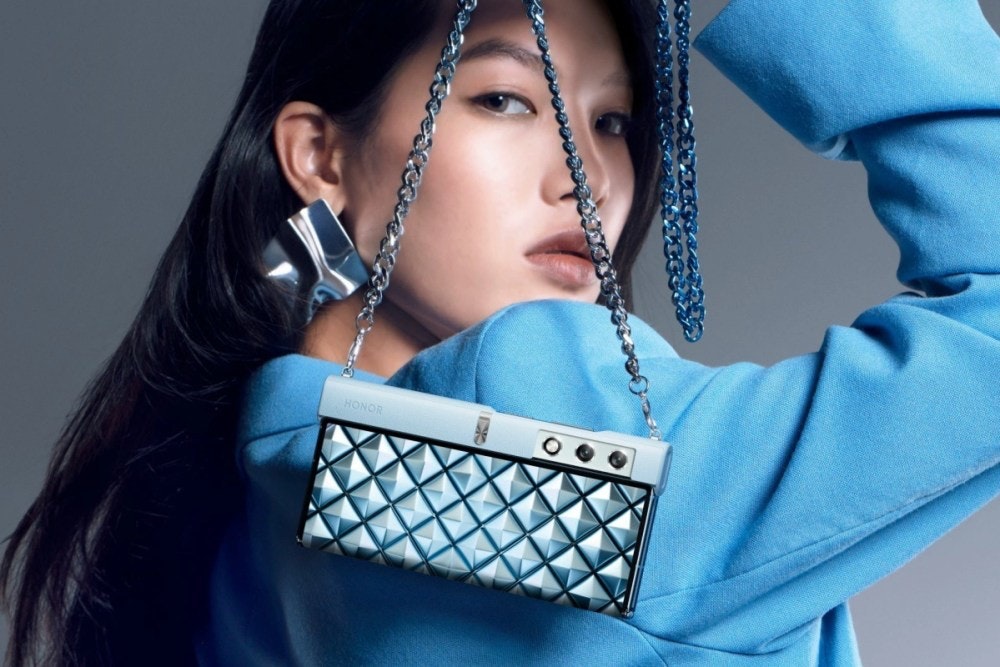 照片中提到了HONOR、$$920000,包含了美女、時尚、電藍、美女、時尚配飾