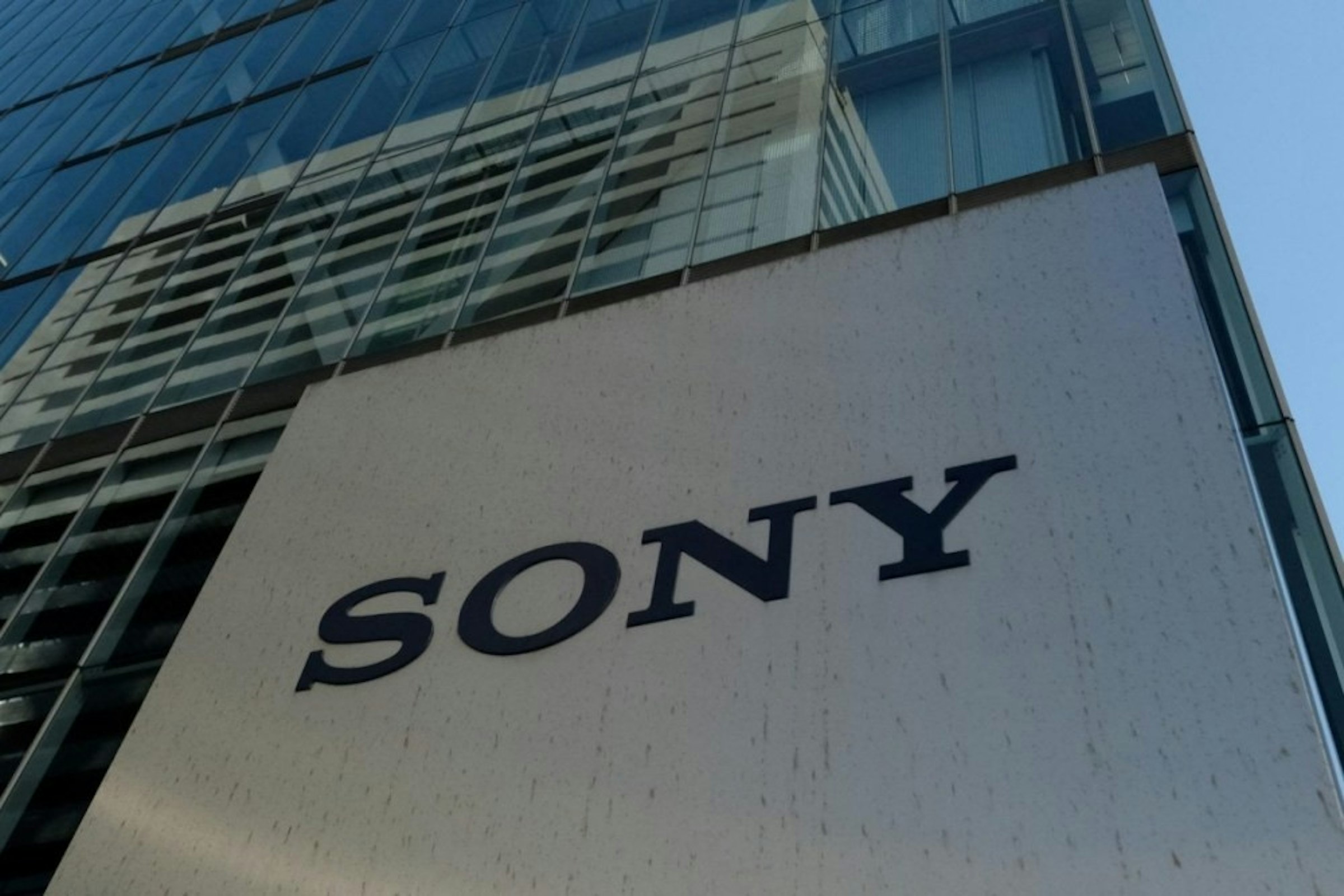 照片中提到了SONY，跟了索尼有關，包含了蘋果索尼合併、索尼公司、索尼互動娛樂、索尼互動娛樂