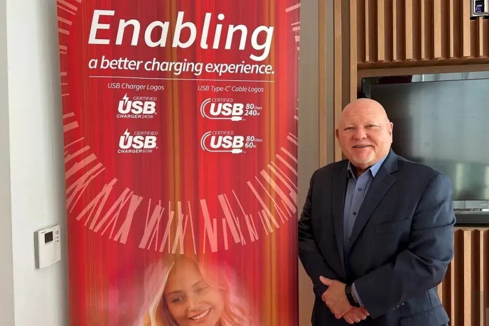 照片中提到了Enabling、a better charging experience.、USB Charger Logos，跟美國保齡球大會、美國保齡球大會有關，包含了通訊、公共關係、通訊、旗幟、上市