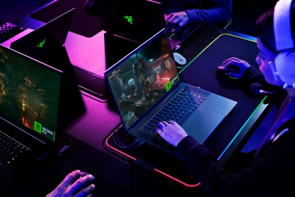 照片中提到了GEFORCE、RTX、DARKTIDE,包含了小工具、顯示裝置、個人電腦、電腦、小工具
