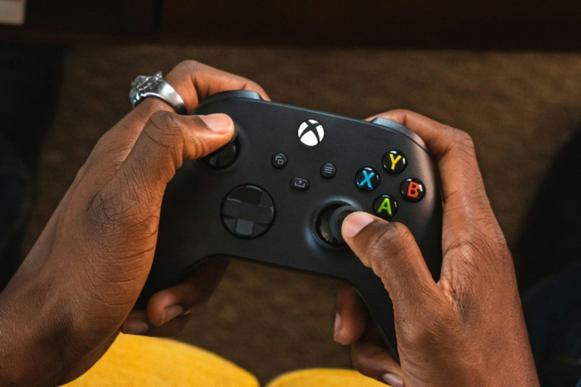 照片中提到了A、(B，跟的Xbox有關，包含了微軟成人專用控制器、xbox系列、Microsoft Xbox系列X、Xbox無線控制器、Xbox One