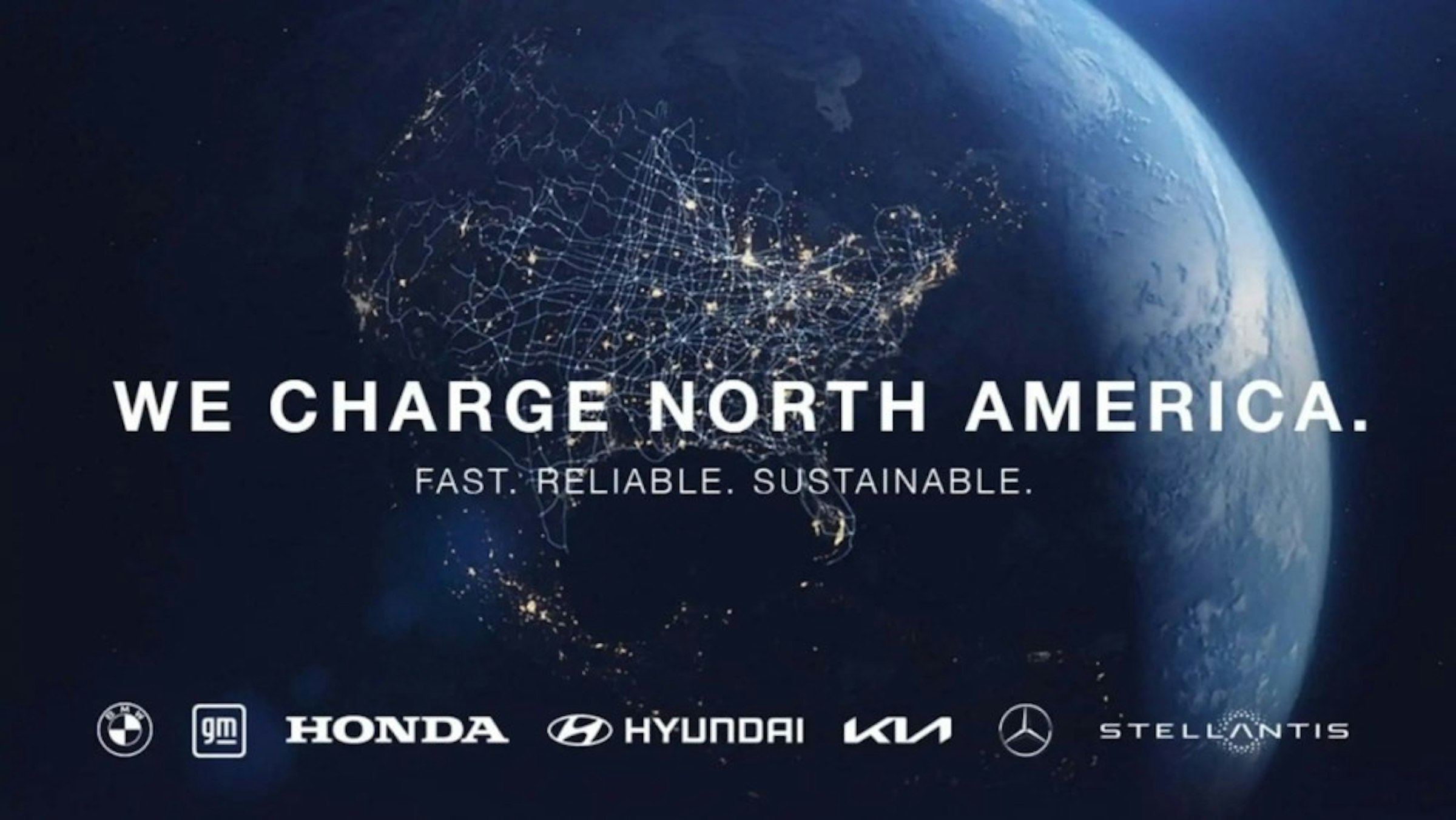 照片中提到了WE CHARGE NORTH AMERICA.、FAST. RELIABLE. SUSTAINABLE.、gm HONDA HYUNDAI KI，跟本田、現代汽車公司有關，包含了本田、本田汽車公司、通用汽車、特斯拉、汽車