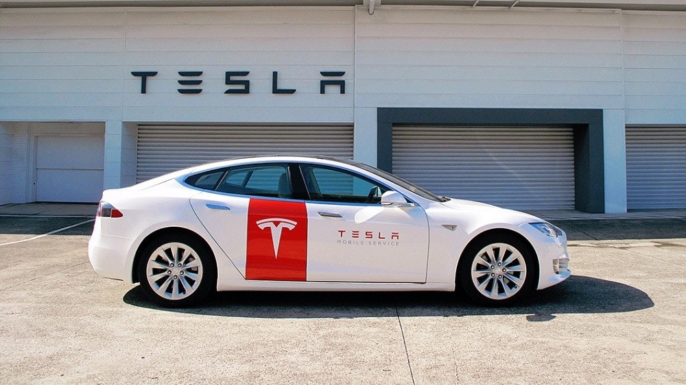 照片中提到了TESLA、T、TESLA,跟特斯拉公司、特斯拉公司有關,包含了中型車、特斯拉、汽車、自動駕駛汽車、電動車