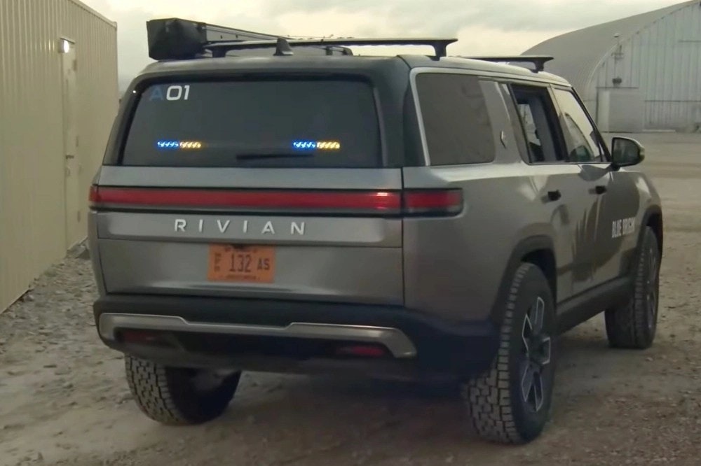 照片中提到了01、RIVIAN、132 AS,跟里維安有關,包含了rivian r1s 警察、里維安R1S、里維安 R1T