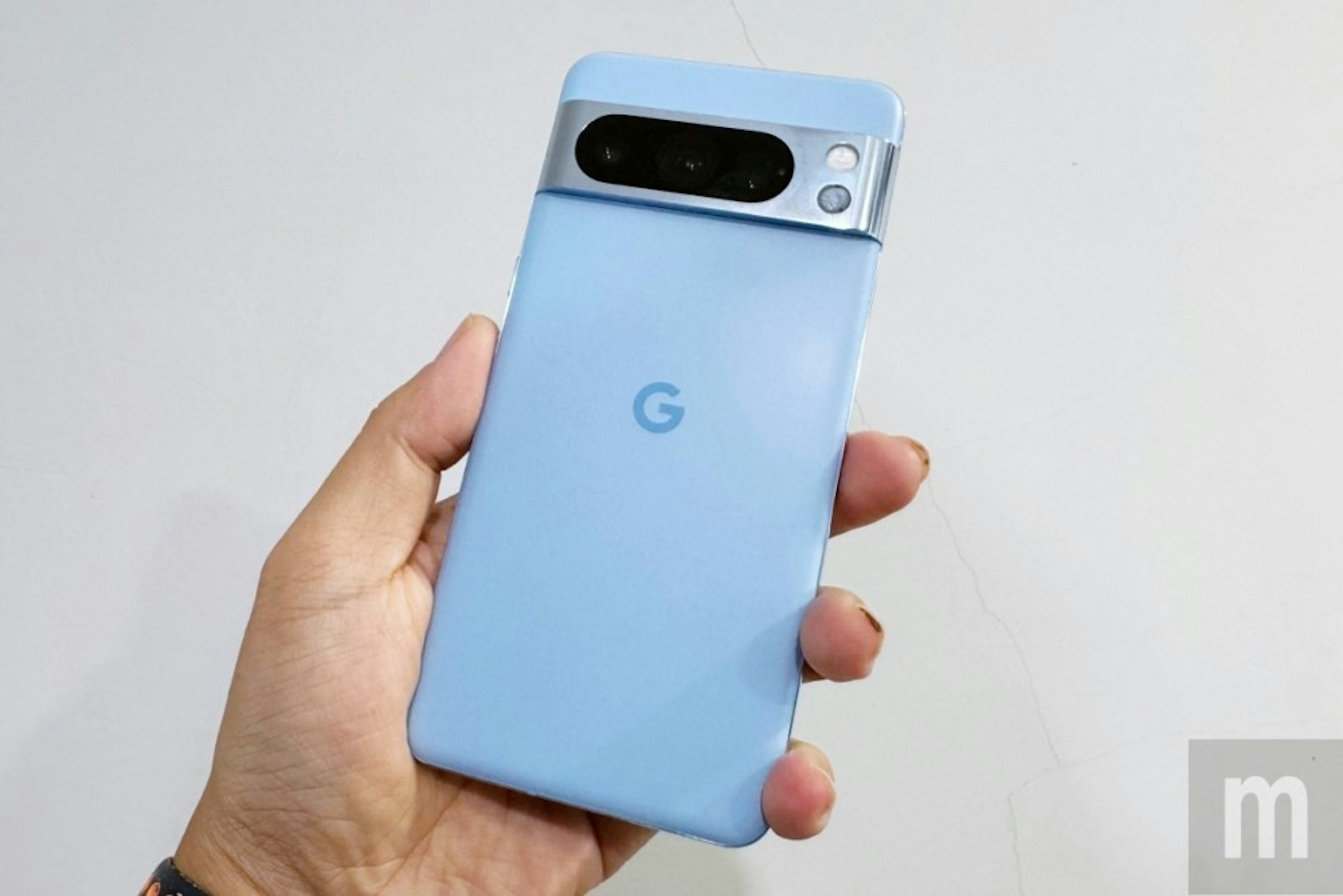 照片中提到了G、O、m，跟電影通行證有關，包含了功能手機、功能手機、手機、產品設計、蜂窩網絡