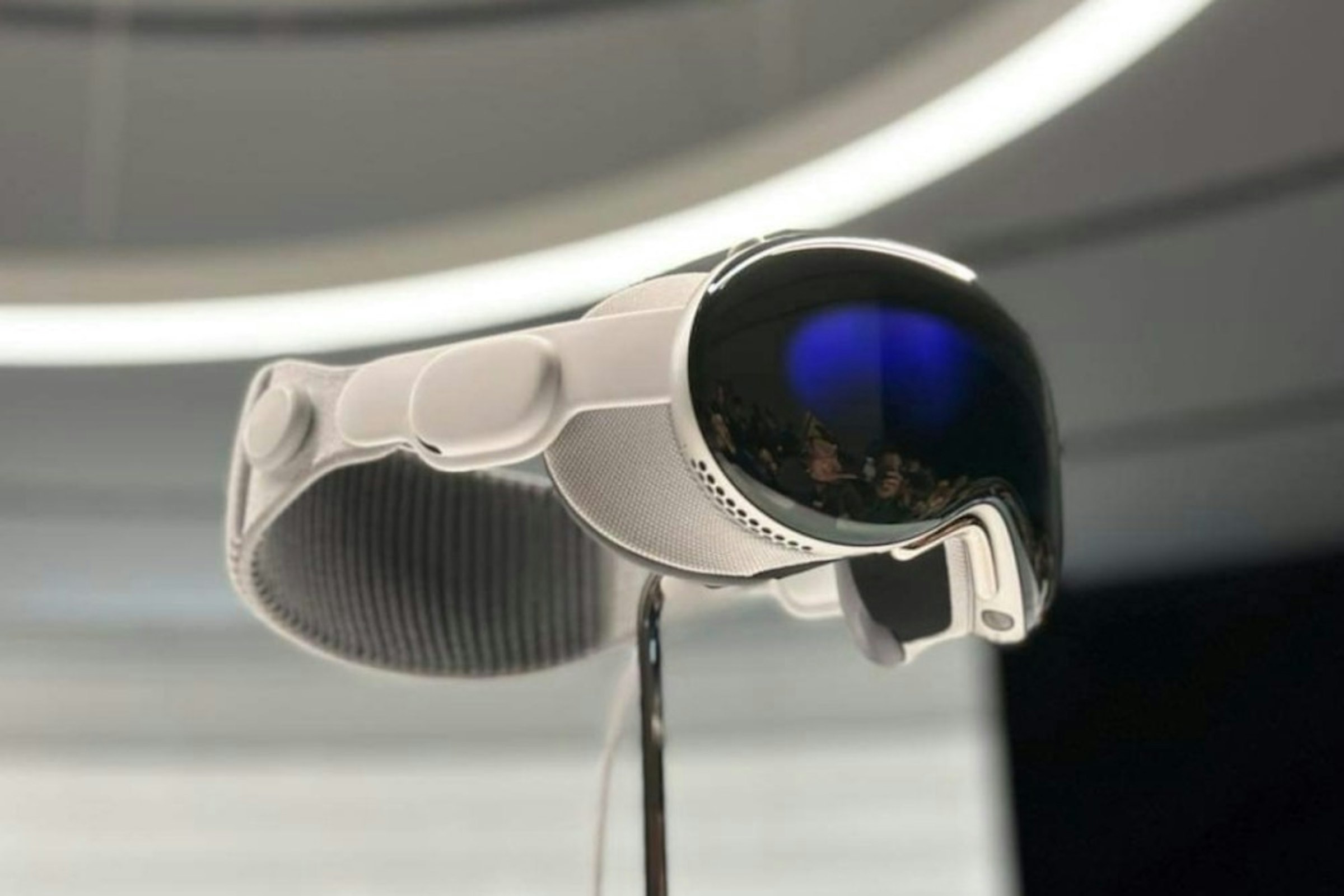 照片中包含了風鏡、蘋果、蘋果、計算機鍵盤、電子價格