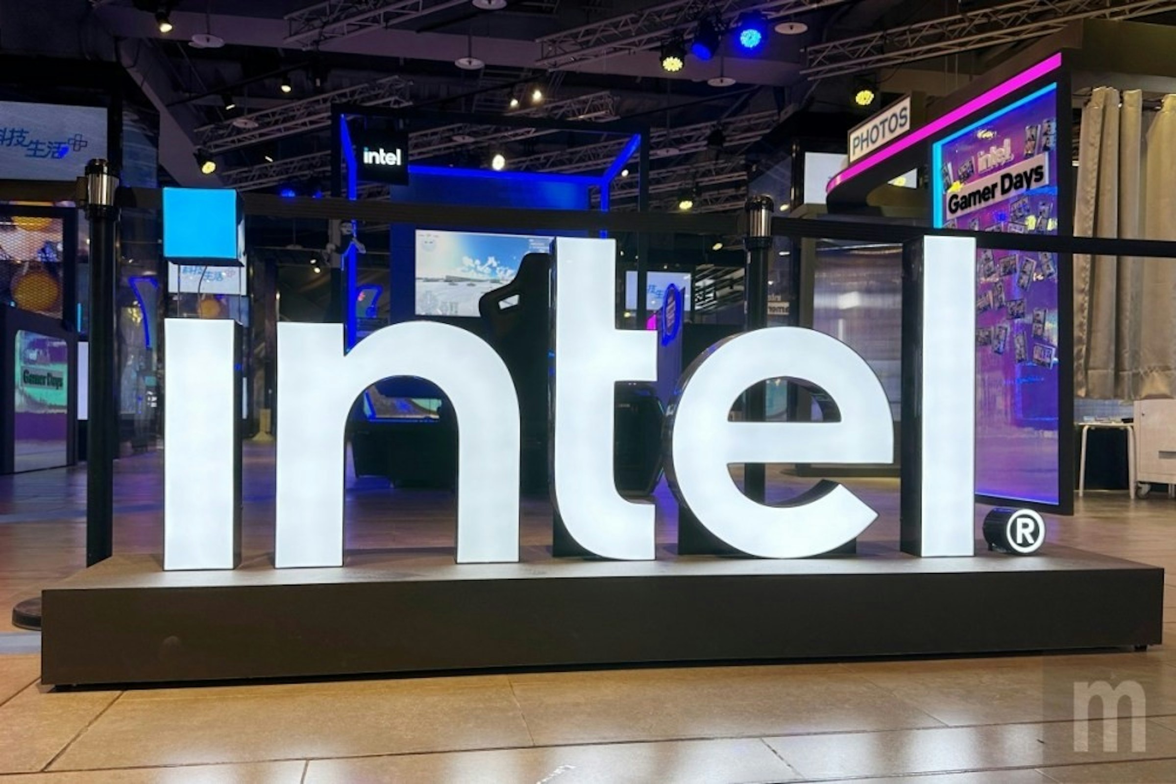 照片中提到了技生活中、Gener Toys、intel，跟電影通行證、挪威航空有關，包含了蒙泰萊克諾、電子標牌、顯示裝置、標牌、電子產品