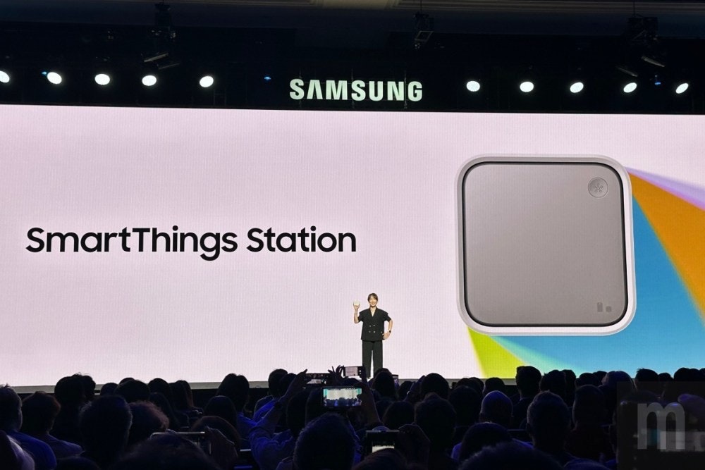 照片中提到了SAMSUNG、SmartThings Station、m,跟三星集團、電影通行證有關,包含了三星、公共關係、介紹、顯示裝置、多媒體