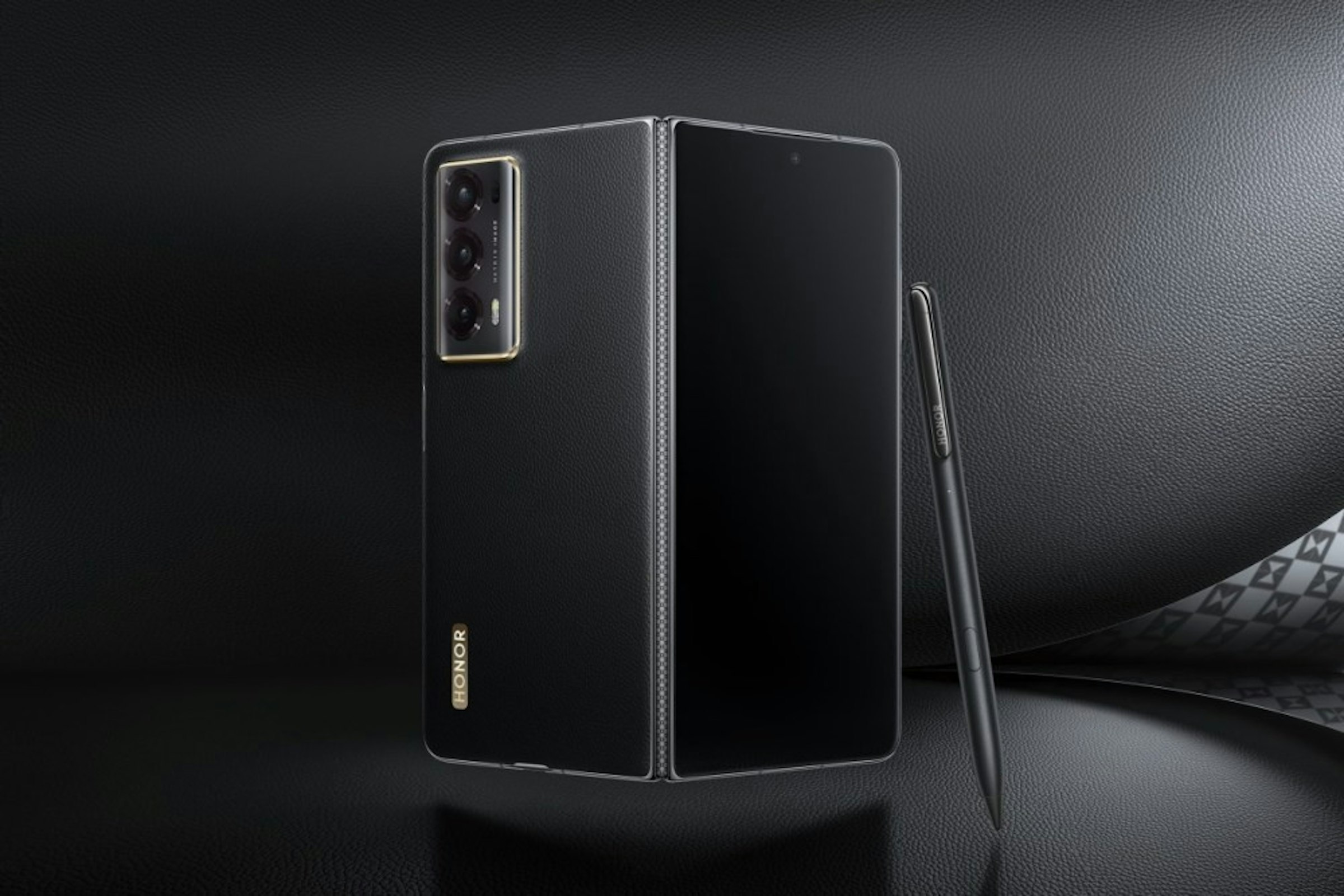照片中提到了HONOR、CHORUS，包含了魔法V2、榮耀Magic4 Pro、可折疊智能手機、榮譽、手機