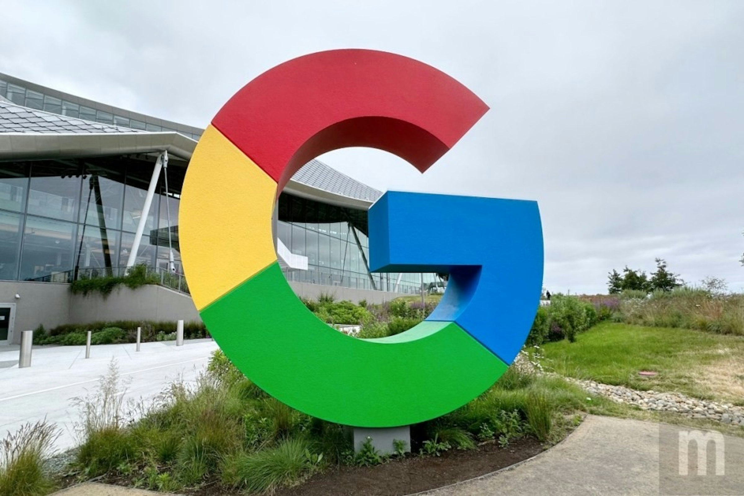 照片中提到了E，跟M＆M的、Google WiFi有關，包含了建築、建築、產品設計、屋、設計