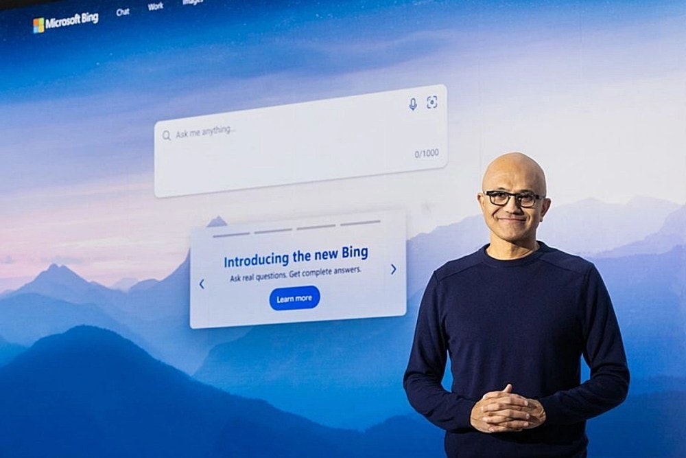 照片中提到了Microsoft Bing、Ohut、Q Ask me anything,跟微軟商店有關,包含了天空、文森特·範·奎肯伯恩、經濟、文化、世界