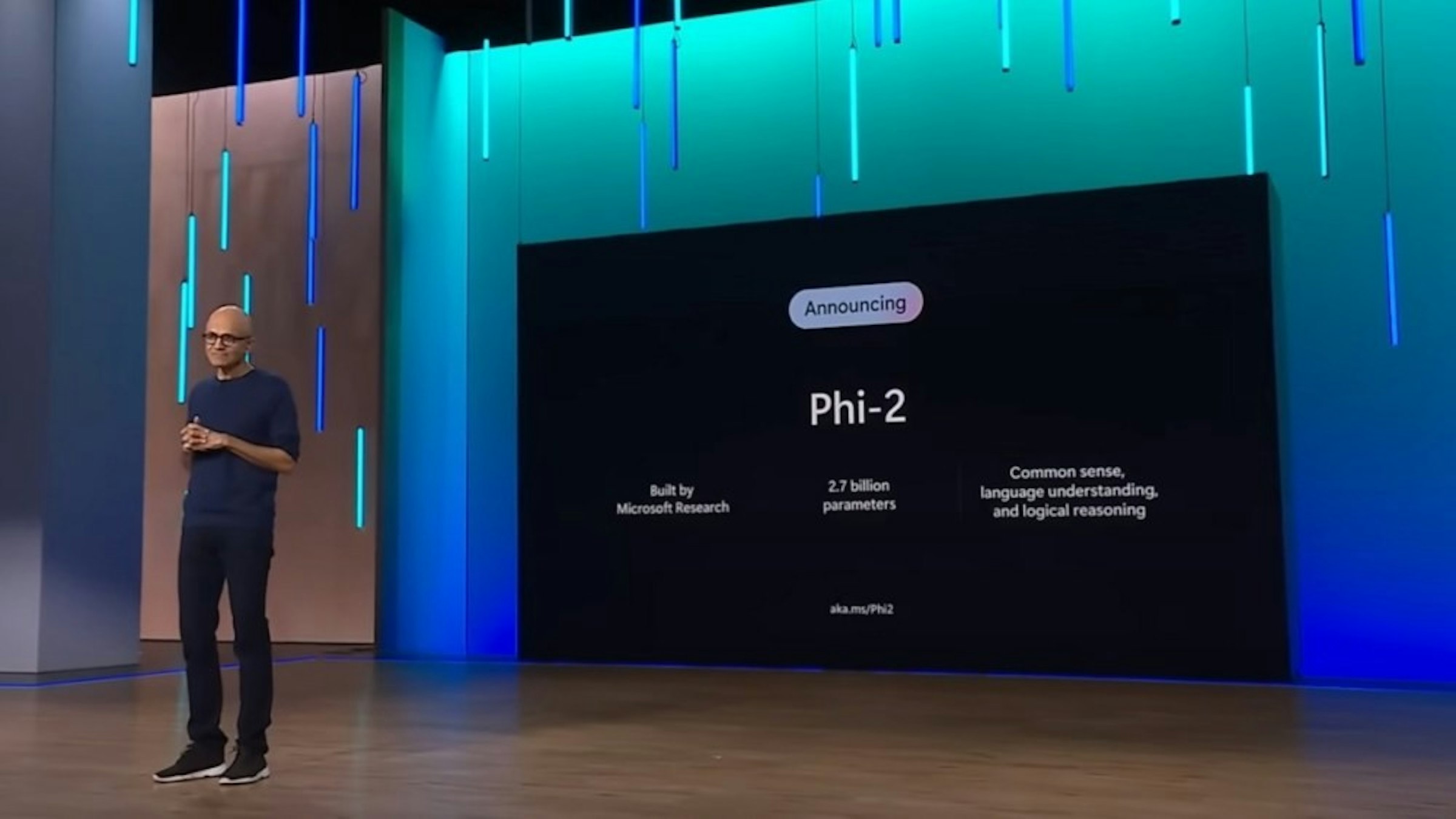 照片中提到了Built by、Microsoft Research、Announcing，包含了顯示裝置、語言模型、電腦、數據、軟件