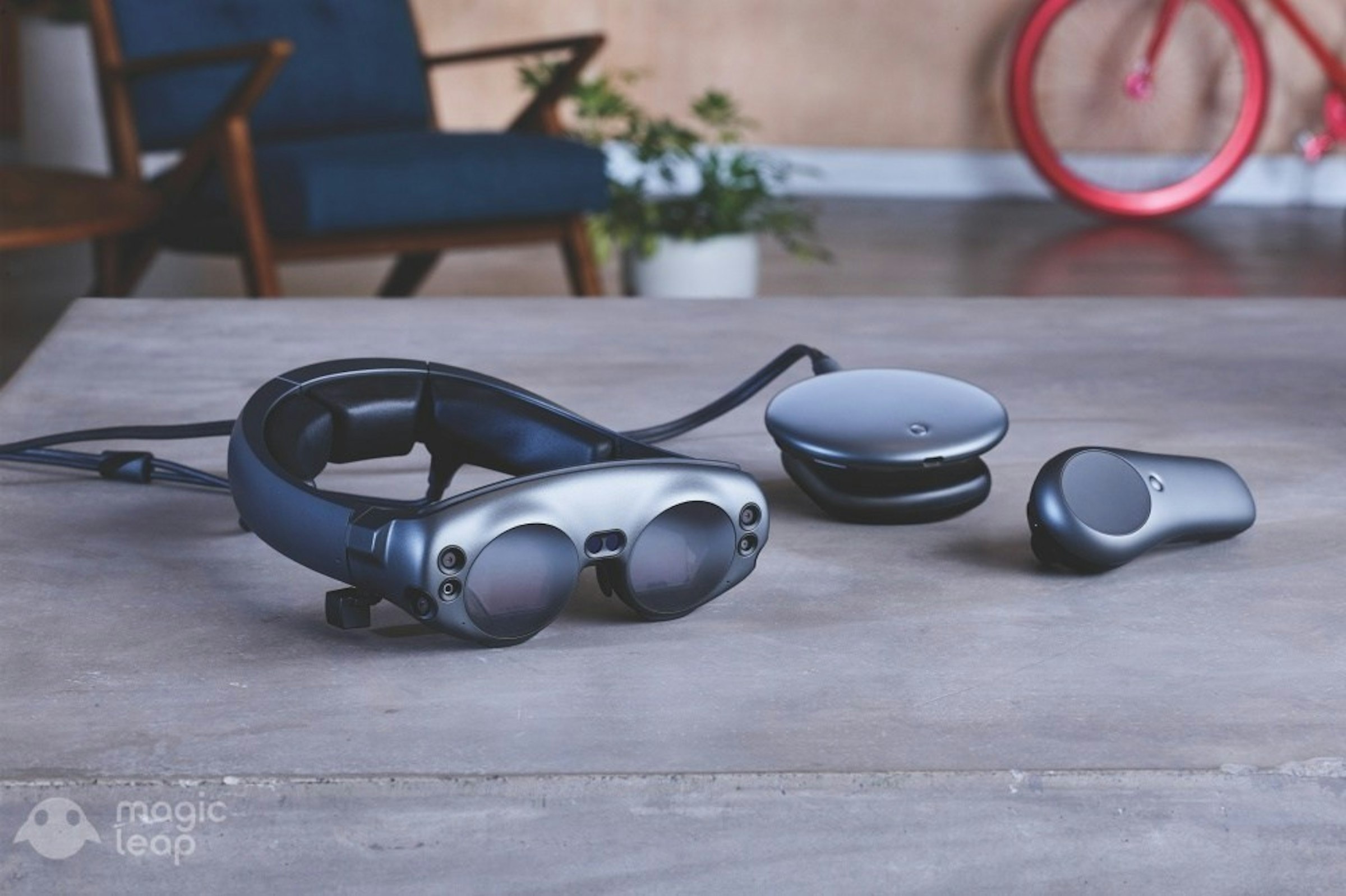 照片中提到了magic、leap，跟魔法飛躍有關，包含了魔法飛躍電腦、增強現實、混合現實、空間計算