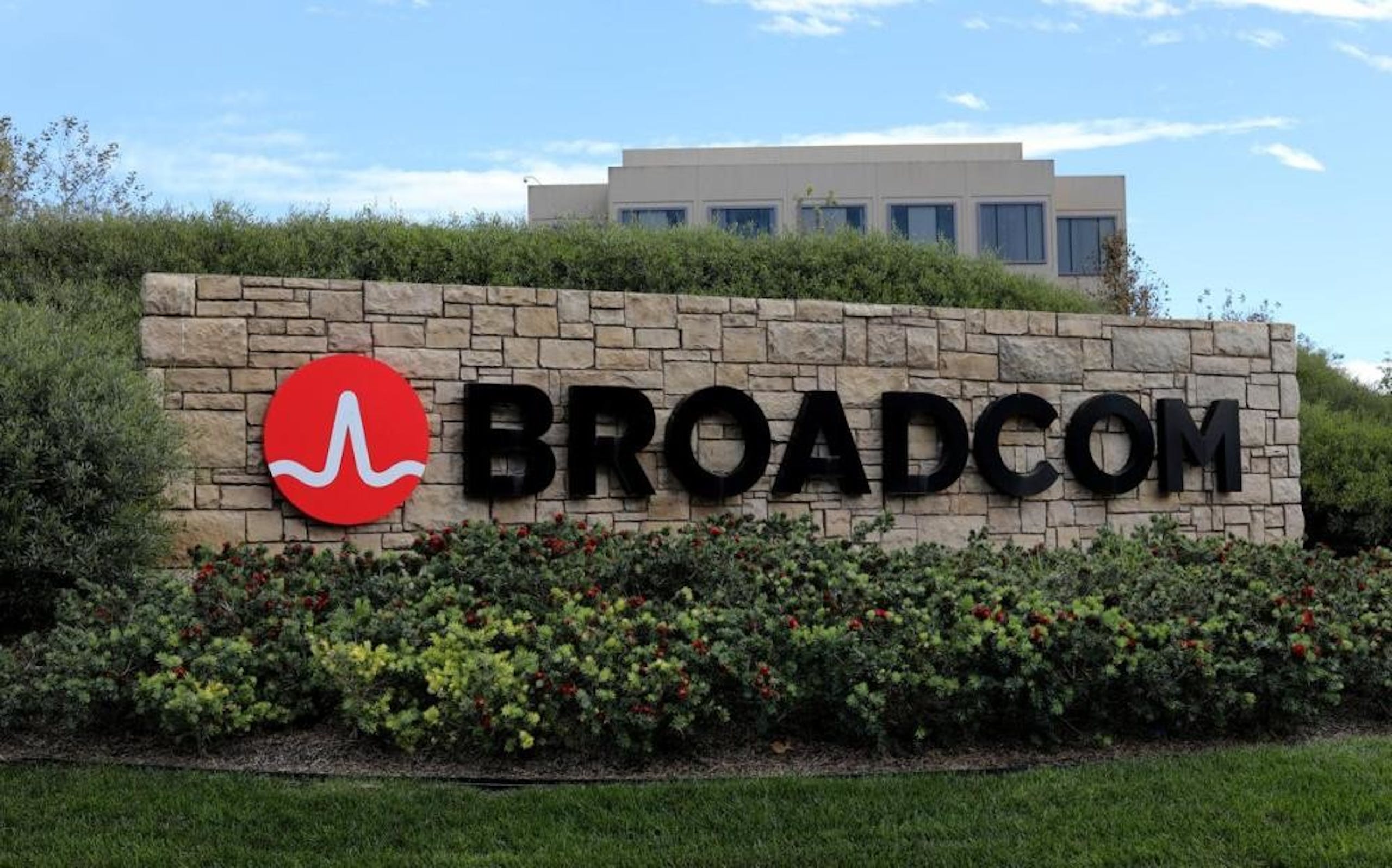 照片中提到了BROADCOM，跟博通公司有關，包含了博通科技公司辦公室高清、博通公司、博通公司、的VMware、加泰科技