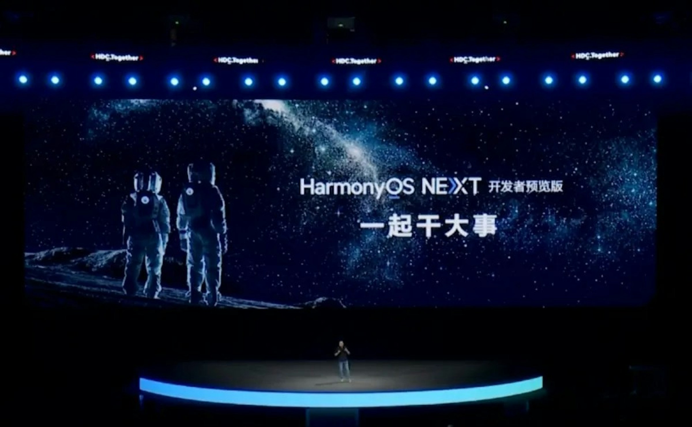 照片中提到了HarmonyOS NEXT 开发者预览版、一起干大事、HDC Together，包含了鴻蒙 接下來、和諧操作系統、操作系統、核心、了華為