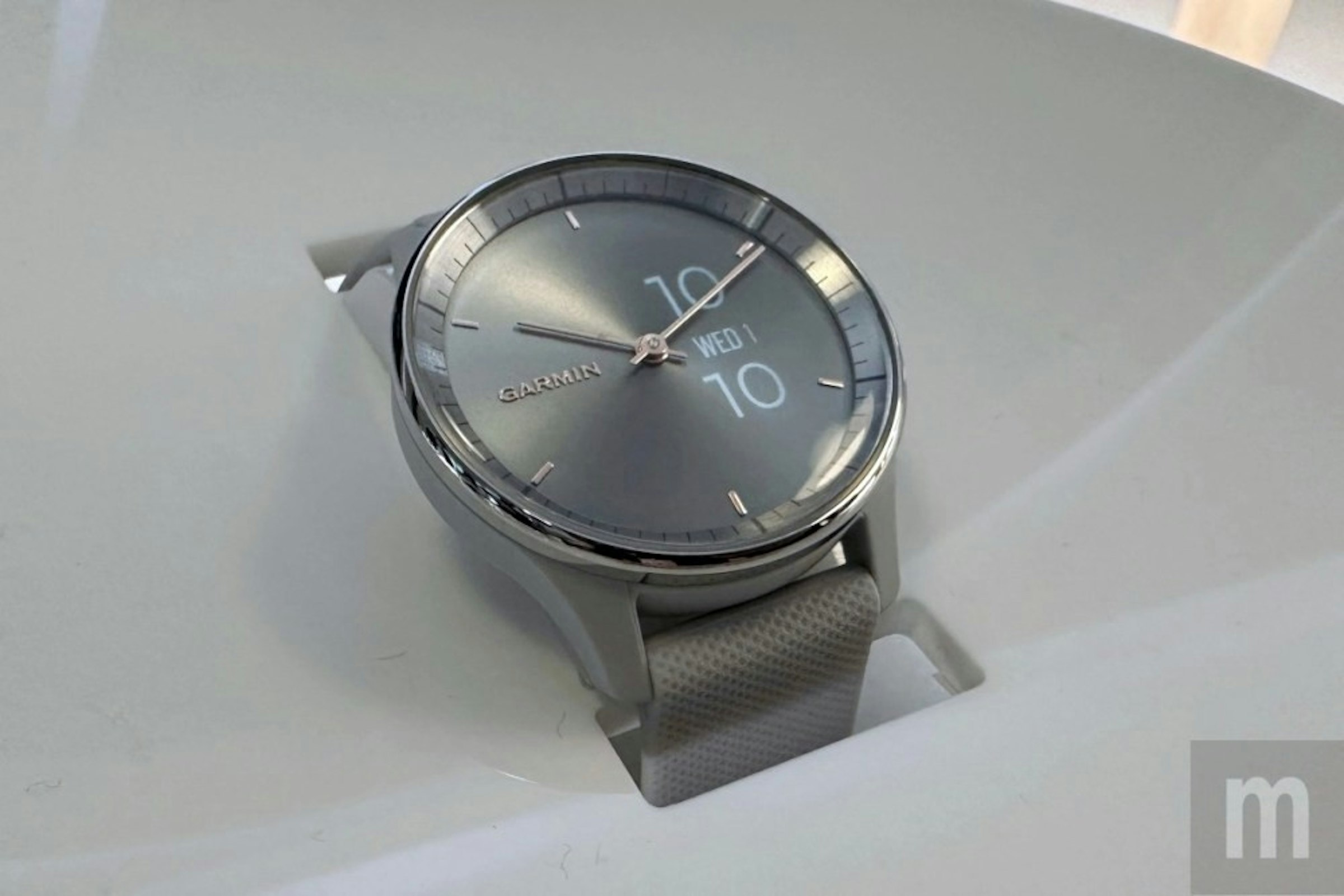 照片中提到了GARMIN、WED 1、10，跟電影通行證、加爾明有關，包含了看、看、金屬、產品設計、錶帶
