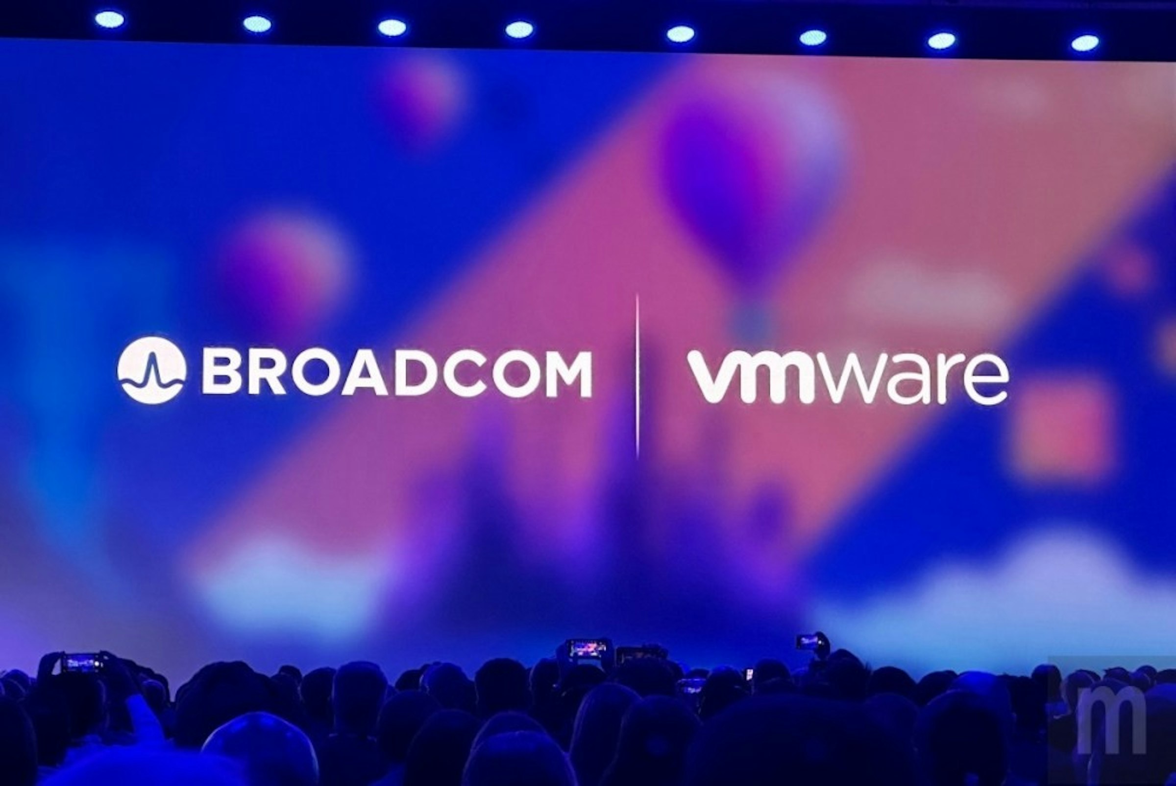照片中提到了BROADCOM vmware、S、E，跟的VMware、博通公司有關，包含了vmware企業合作夥伴、搖滾音樂會、娛樂、戲劇風光、音樂會