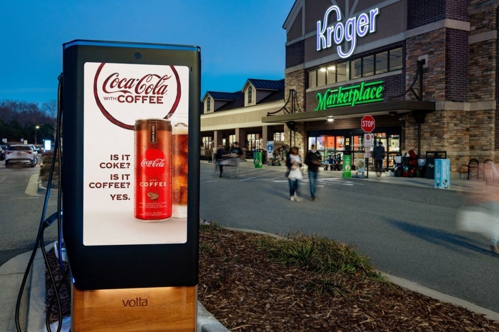 照片中提到了Coca-Cola、COFFEE、WITH，跟克羅格、可口可樂有關，包含了電動汽車充電站克羅格、電動車、充電站、電動汽車充電網絡