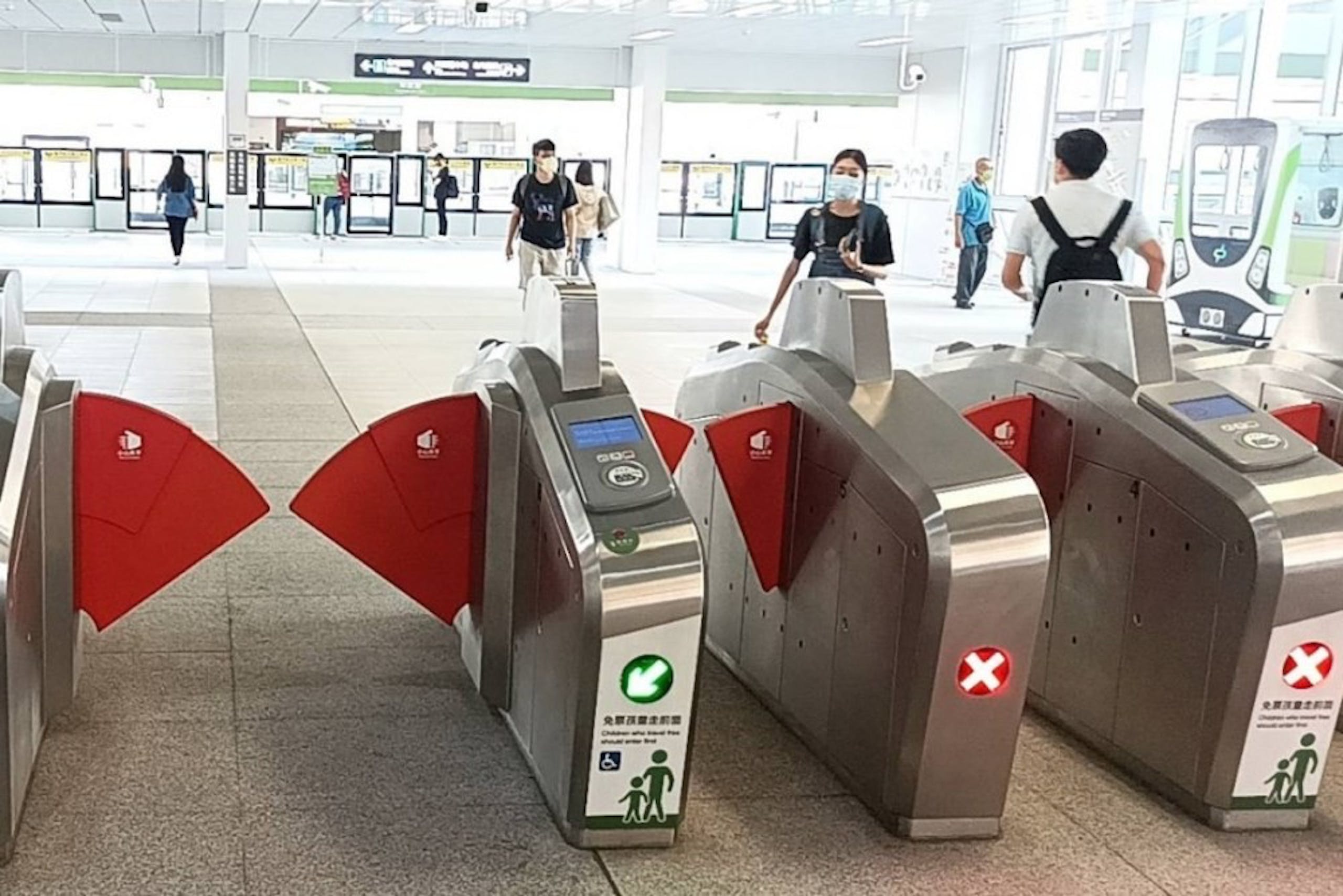 照片中提到了HE12、免票 龍渣的要、heresse,包含了台中捷運閘門、台中市、台中地鐵、快速運輸、台中地鐵股份有限公司