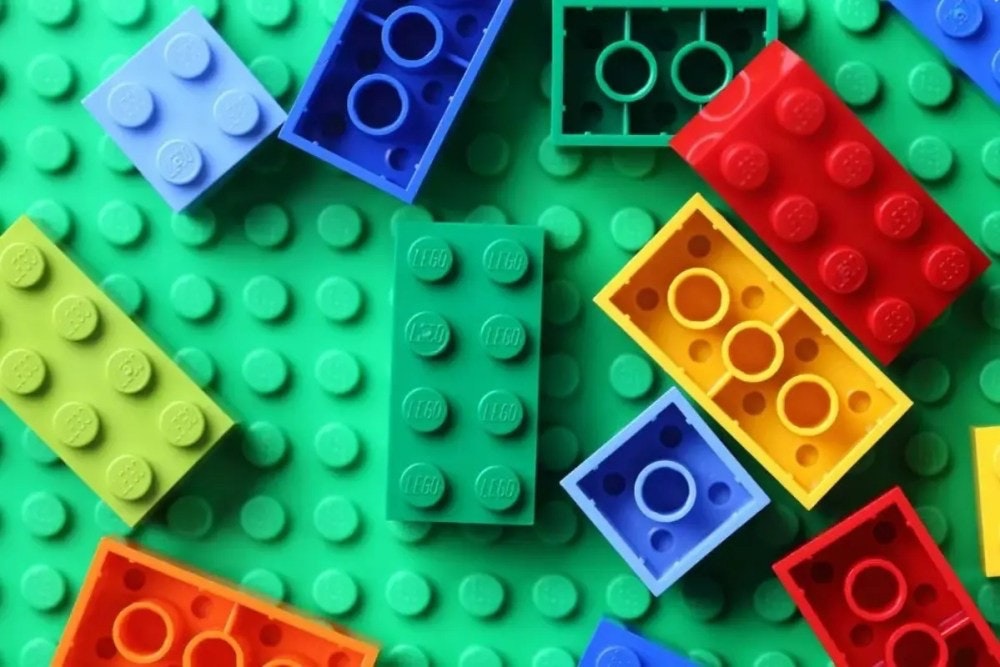 照片中提到了LEGO LEGO、LEGO、LEGO,包含了玩具積木、樂高積木、樂高集團、玩具積木、雷達 瑪瑯