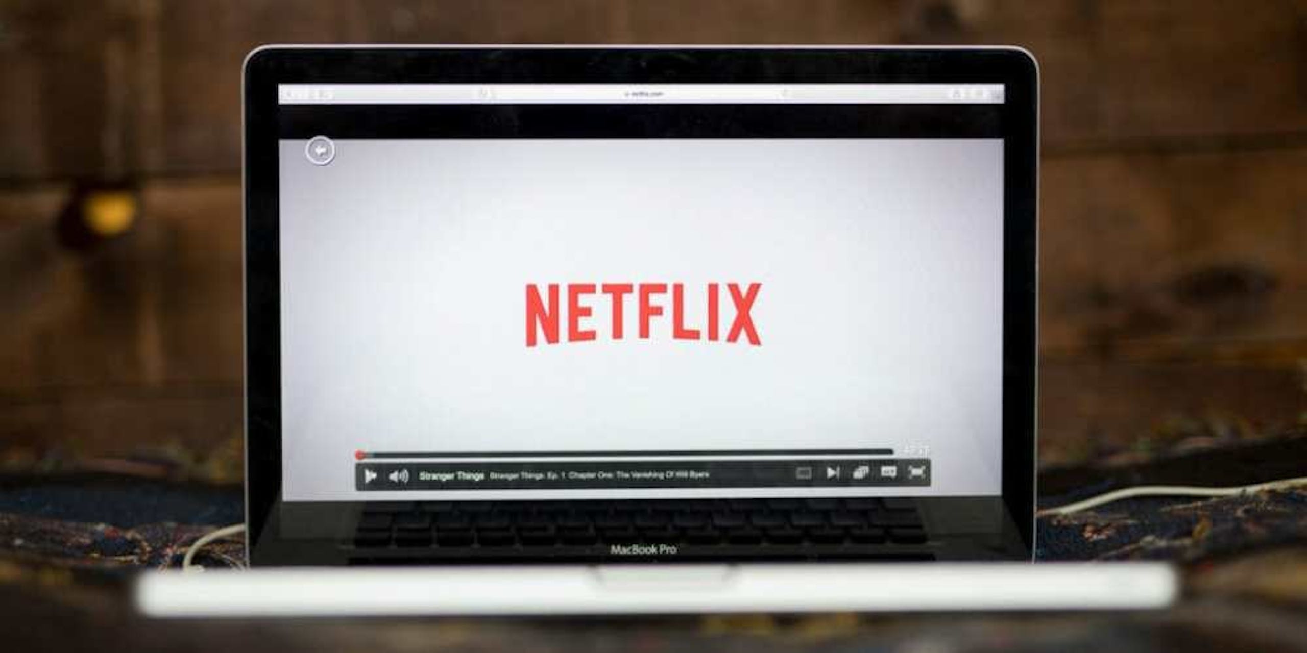 照片中提到了NETFLIX、ranger Things the hig、MacBook Pro,跟網飛有關,包含了暴飲暴食、流媒體