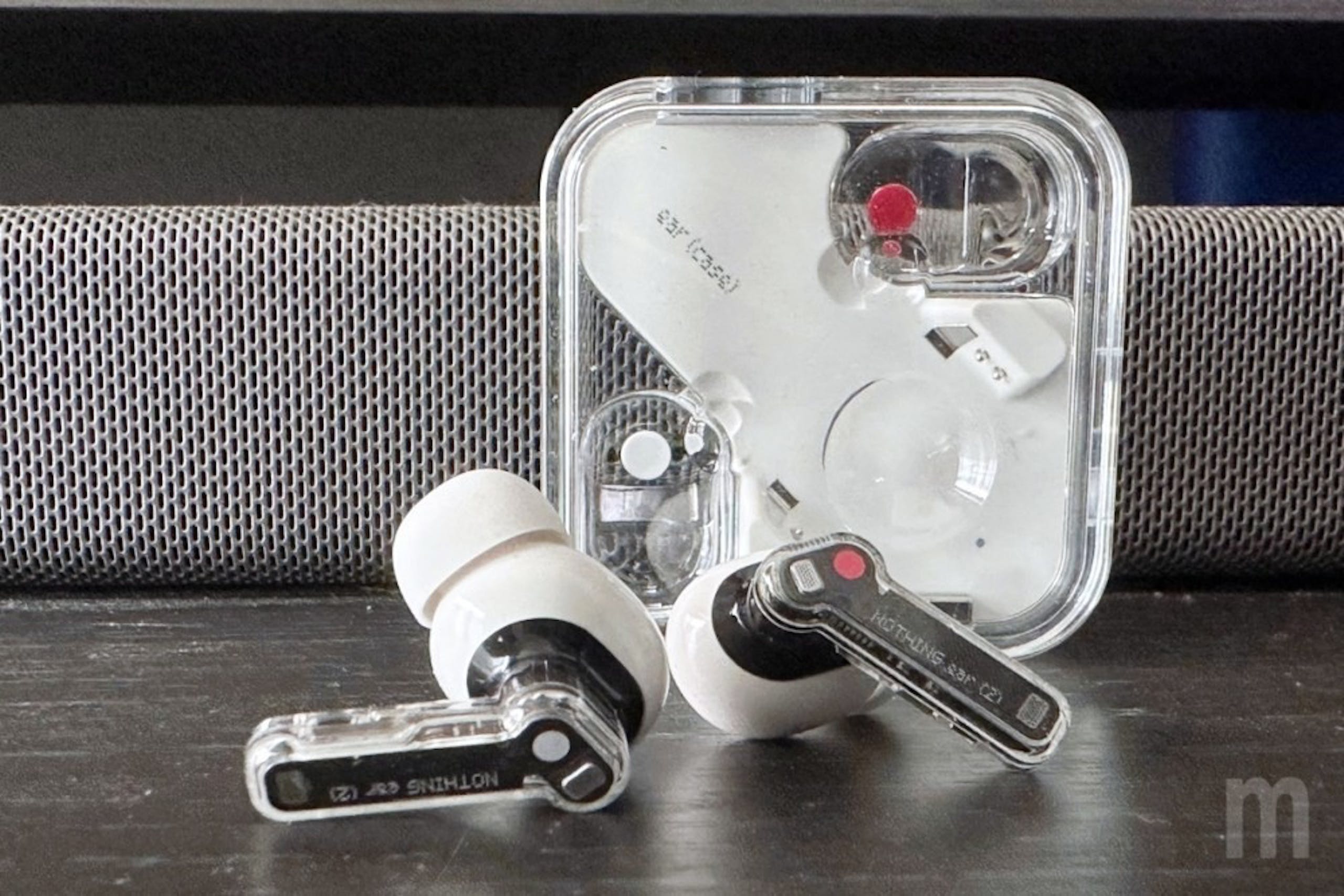 照片中提到了NOTHING ear (2)、ear (case)、HOTHING sar (2)，跟電影通行證有關，包含了音響器材、音響器材、產品、產品設計、設計