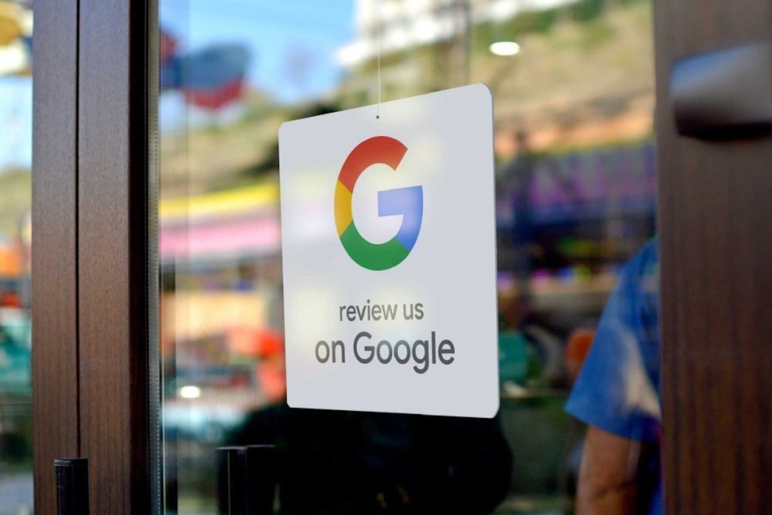 照片中提到了C、review us、on Google，跟谷歌、谷歌有關，包含了官方谷歌評論標誌、評論、美國、互聯網