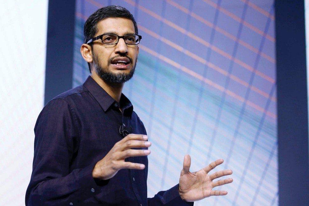 照片中包含了桑達爾·皮猜(Sundar Pichai)、桑達爾·皮猜(Sundar Pichai)、Alphabet Inc.、常務董事、不要作惡