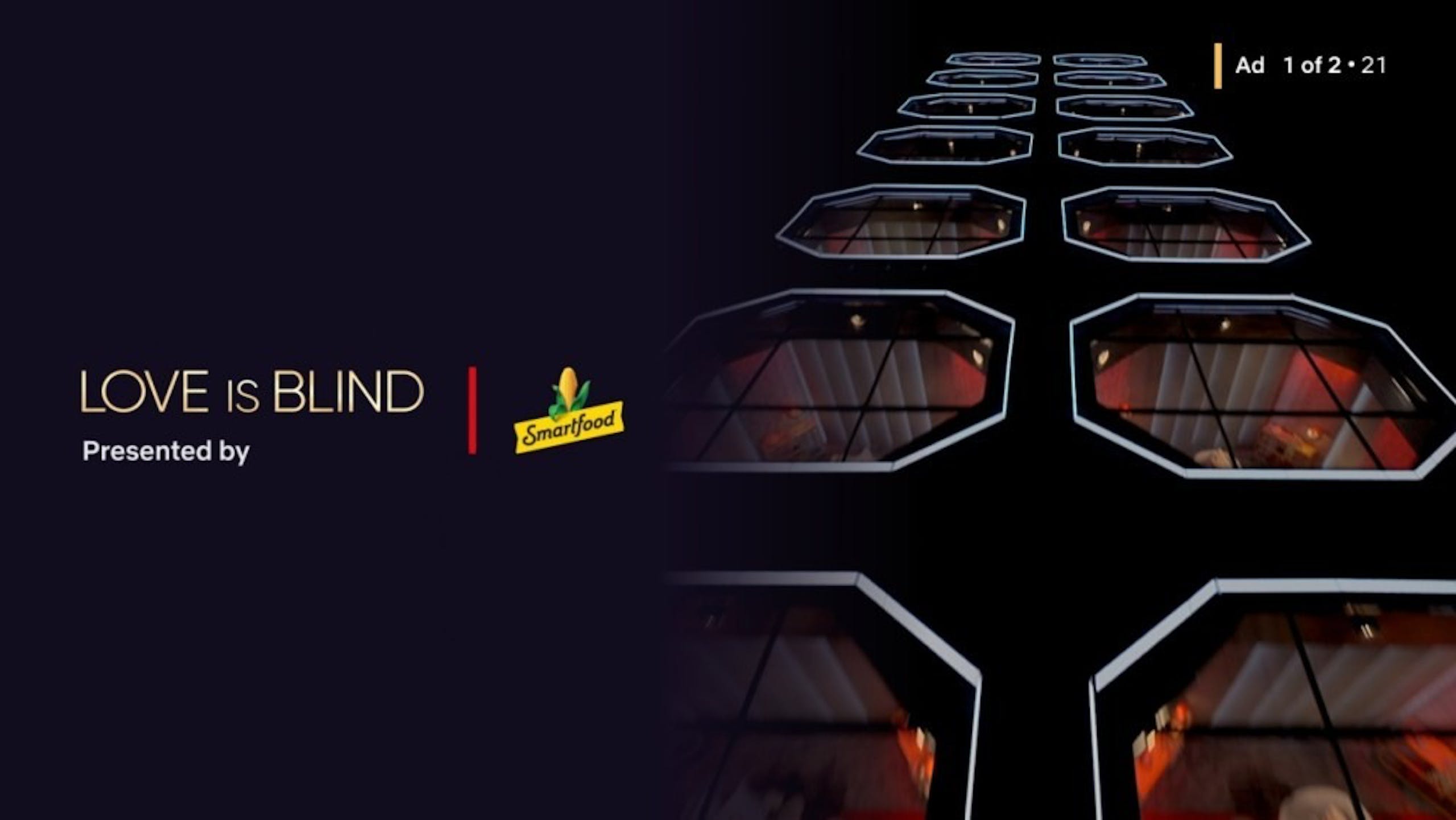 照片中提到了LOVE IS BLIND、Presented by、Smartfood，跟洛因斯和洛夫、智慧食品有關，包含了光、網飛、網飛、皇冠、電視