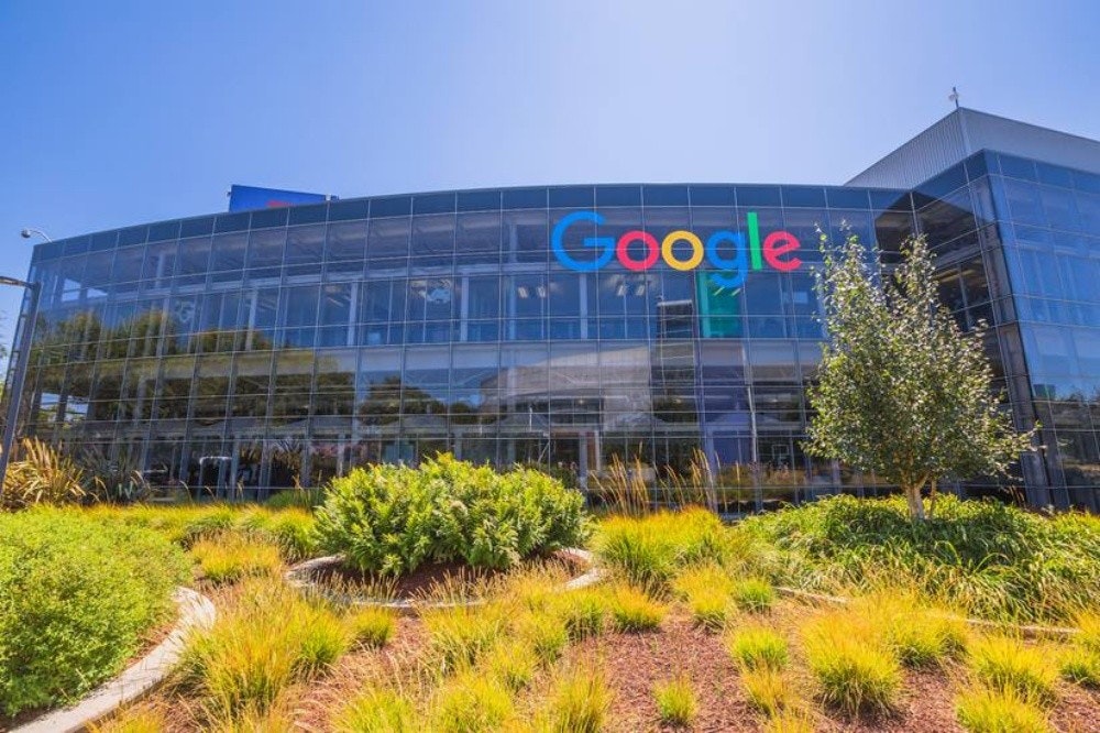 照片中提到了Google，跟谷歌有關，包含了谷歌總部山景、Googleplex、安卓系統