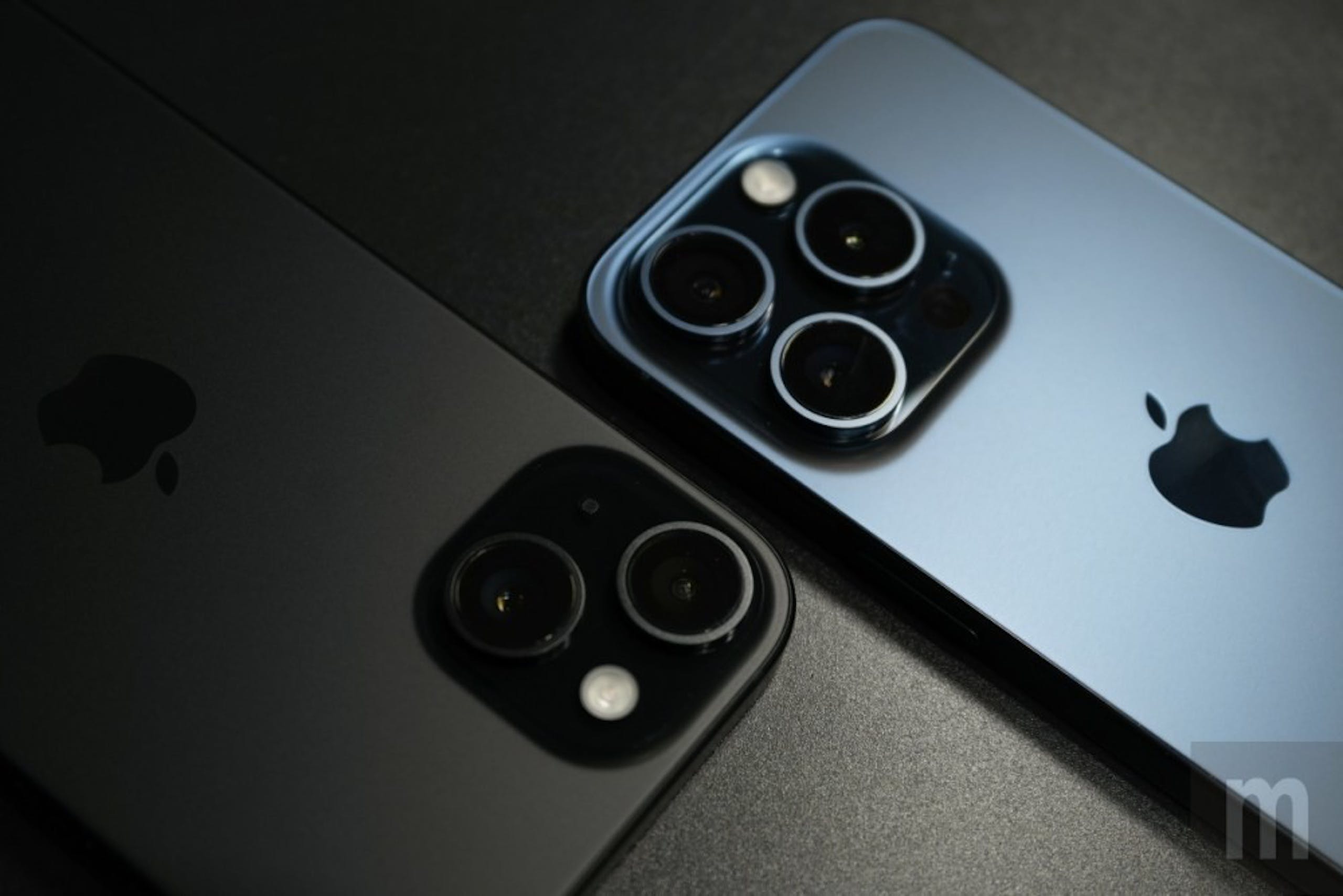 照片中提到了E，跟蘋果公司。、電影通行證有關，包含了電子產品、iPhone 15 專業版、iPhone 15、蘋果、USB-C