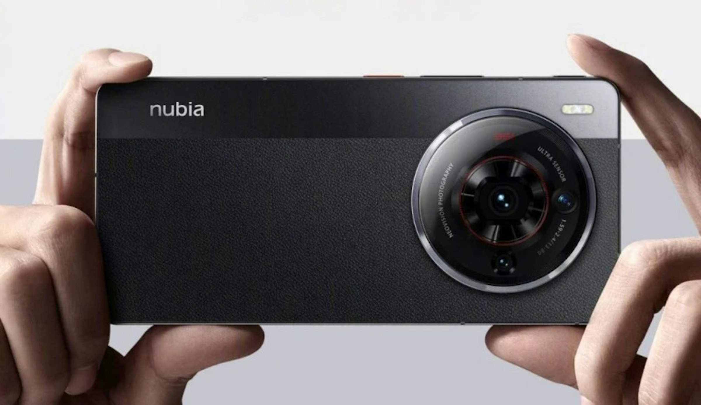 照片中提到了.、nubia、ULTRA SENSOR，跟NUU手機有關，包含了電子產品、中興通訊、消費類電子產品、手機、高通公司