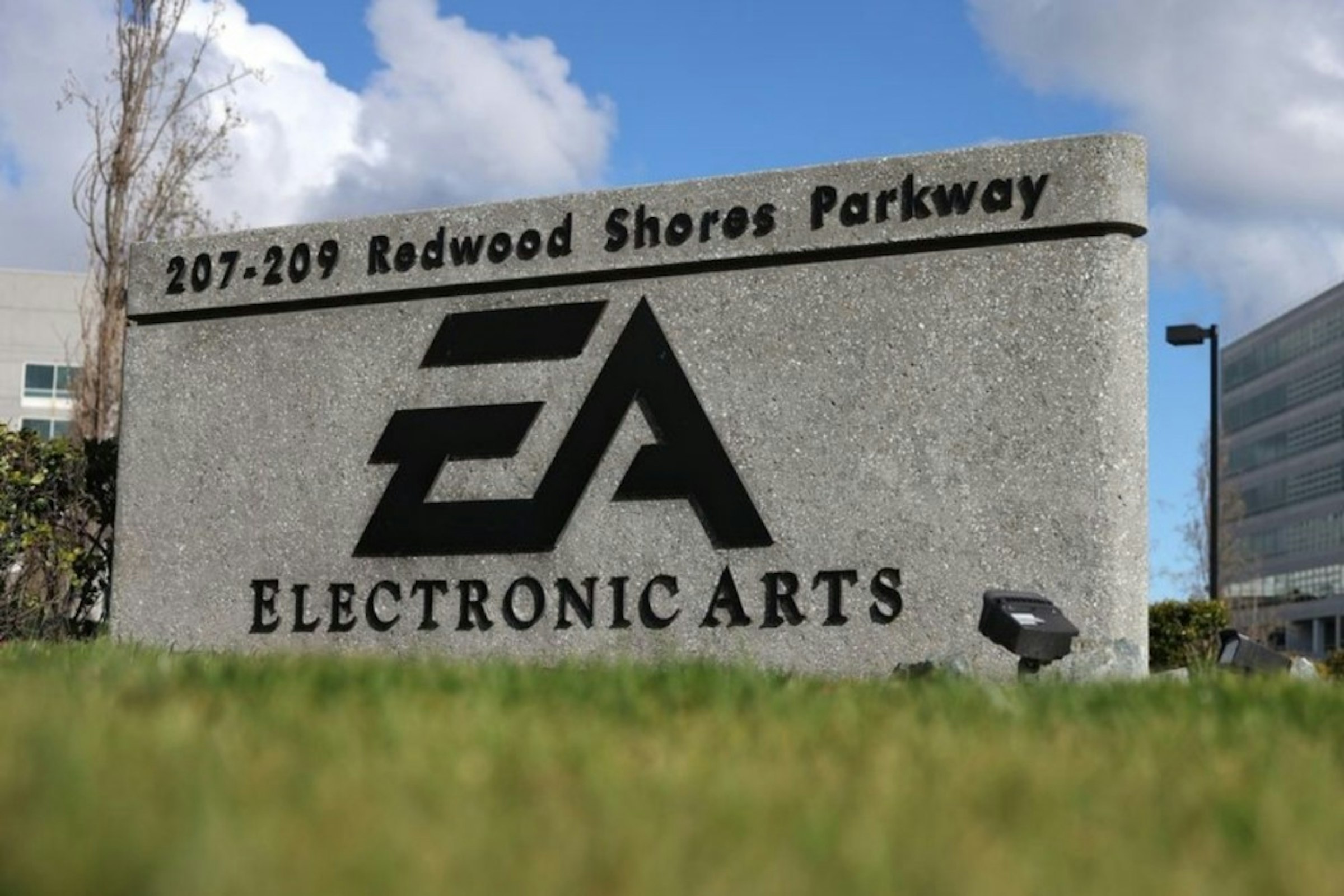 照片中提到了207-209 Redwood Shores Parkway、EA、ELECTRONIC ARTS，跟電子藝術、寶詩龍有關，包含了標牌、業務部門、EA體育