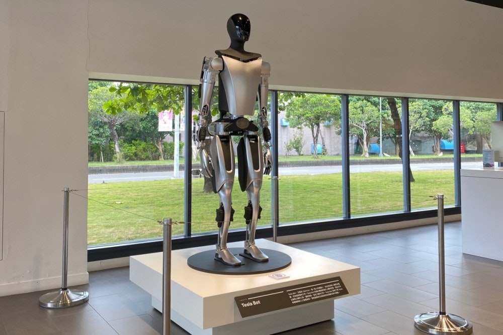照片中提到了Tesla Bot、wwww...、www.,包含了雕像、博物館、雕像、魯汶