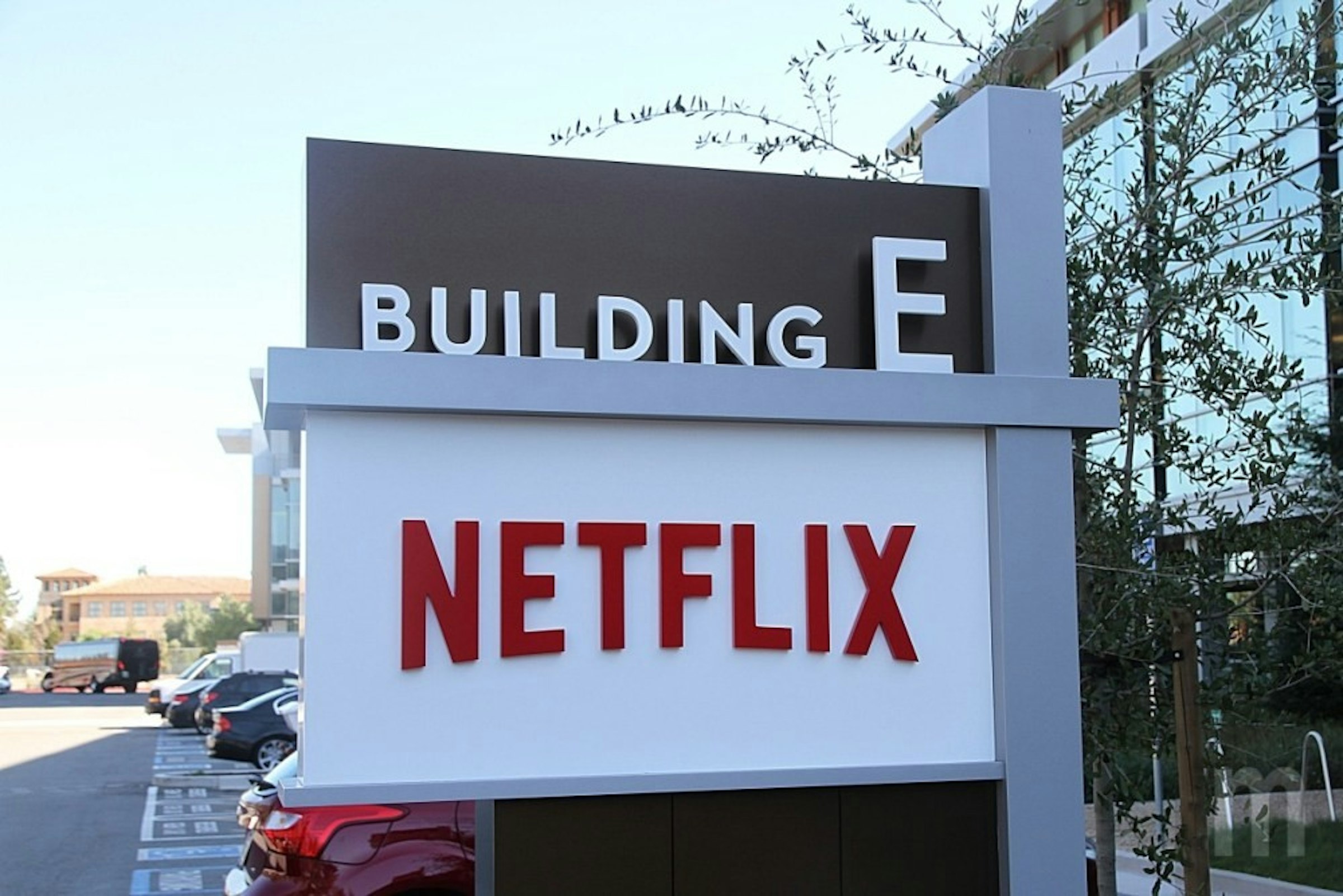 照片中提到了BUILDING、E、NETFLIX，跟網飛有關，包含了標牌、翻譯、流媒體