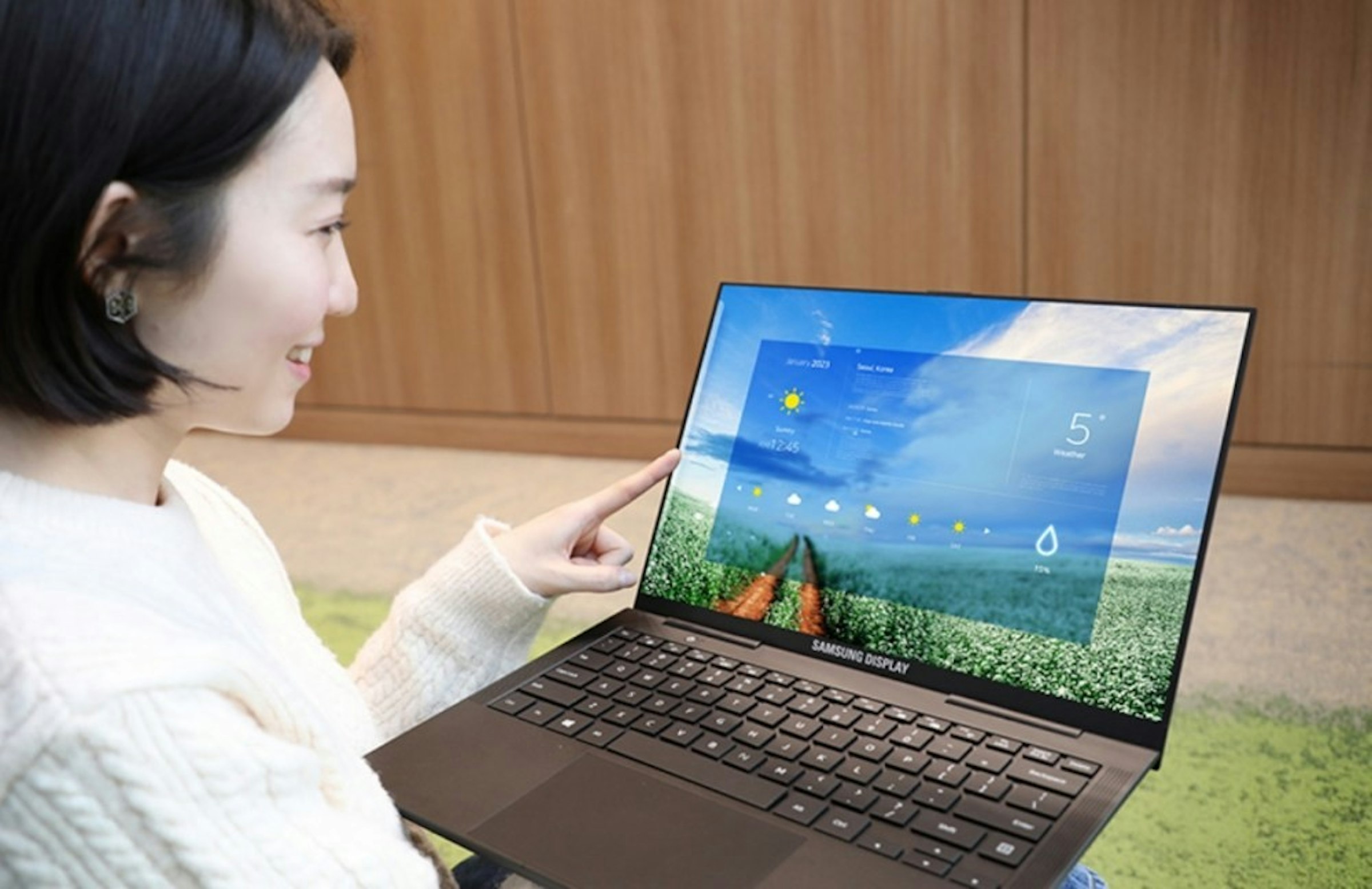 照片中提到了SAMSUNG DISPLAY、56，包含了顯示裝置、頭戴式顯示器、有機發光二極管、筆記本電腦、三星顯示器有限公司