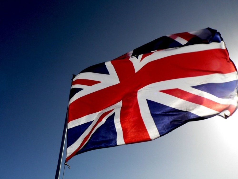 照片中提到了ㅈ,跟瑞士人壽有關,包含了英國國旗、英國、英國國旗、旗、英國人