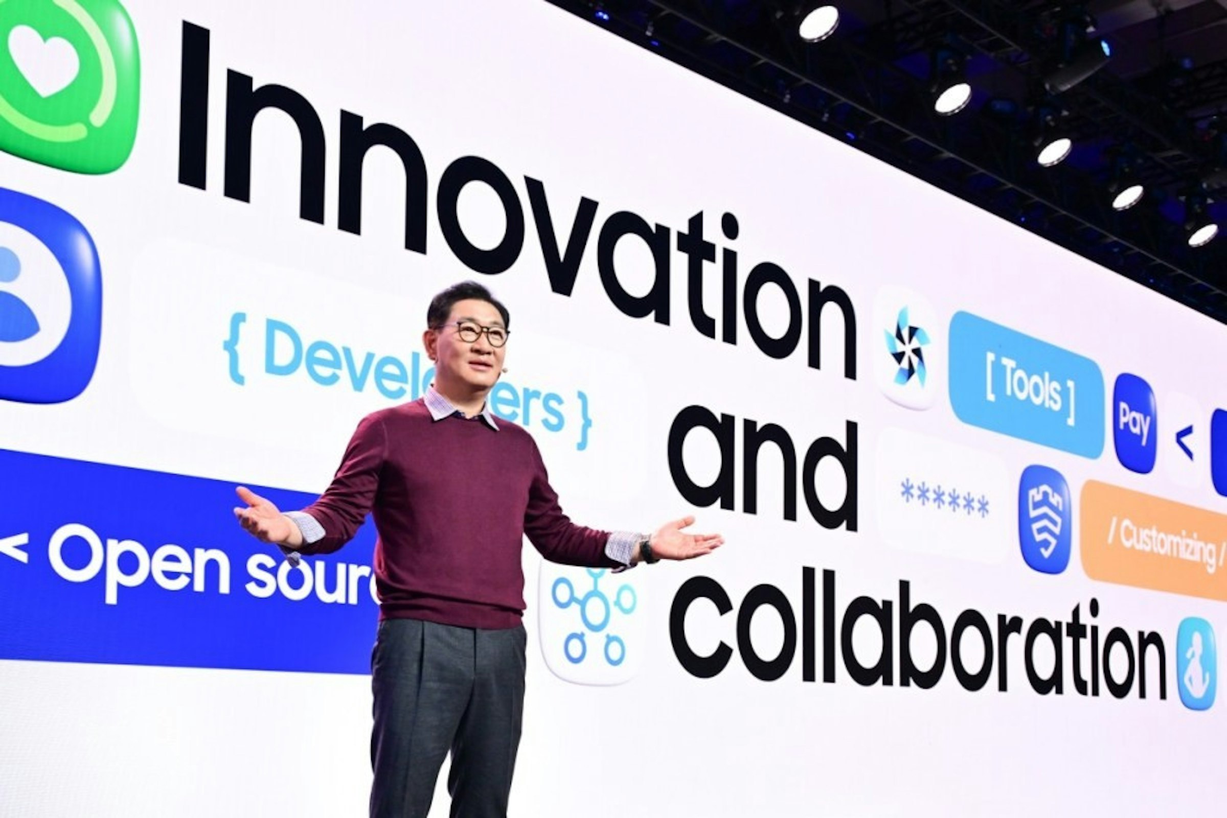 照片中提到了Innovation &、{Develers) and、Open sour，包含了展示廣告、莫斯康中心、三星開發者大會、三星電子、三星集團